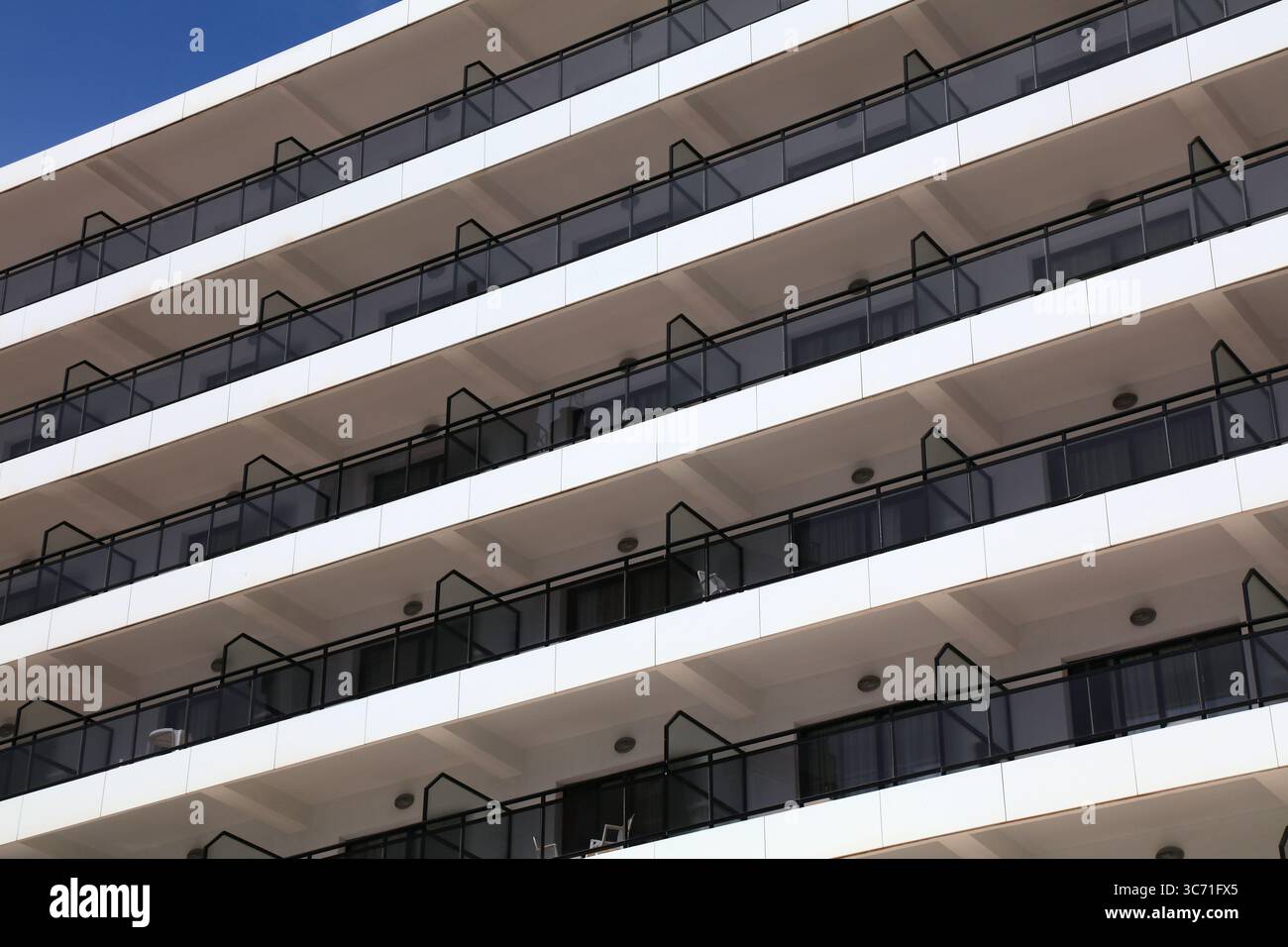Alto edificio alberghiero Benidorm con balconi generici. Architettura moderna. Città di Benidorm nella Comunità Valenciana (Comunidad Valenciana), Spagna. Foto Stock