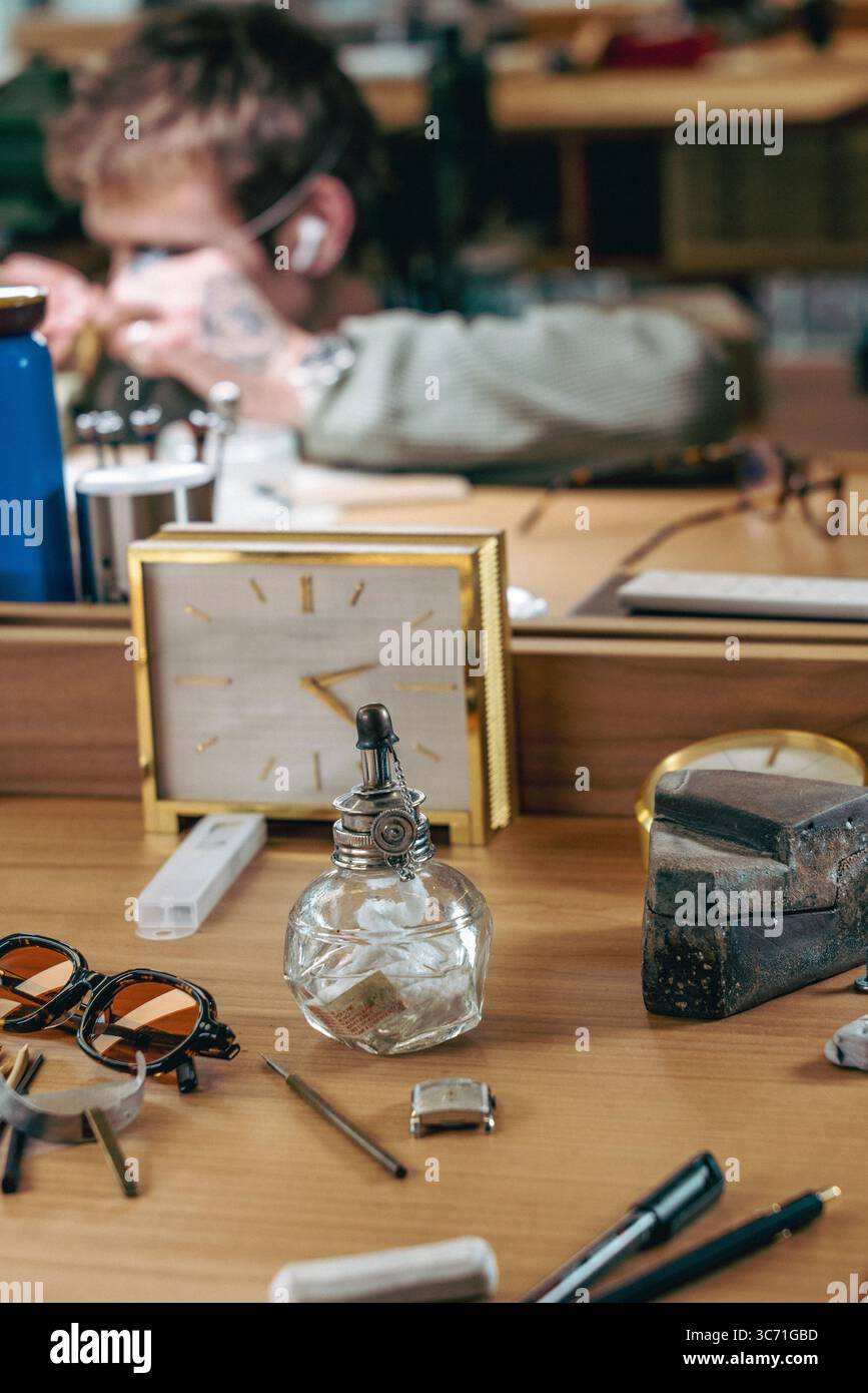 Bruciatore a bolla d'aria per riscaldare le lancette degli orologi per ottenere il caratteristico colore blu dell'atelier Xhevdet Rexhepi di Ginevra, Svizzera, Foto Stock