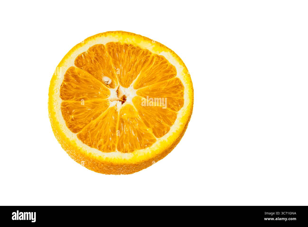 Un'arancia matura tagliata a metà su sfondo bianco Foto Stock