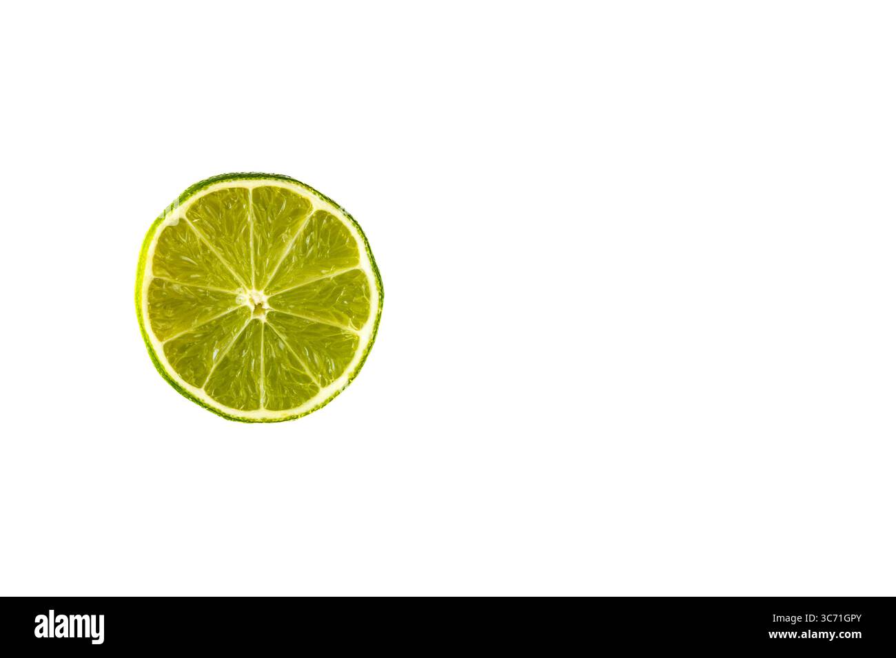 Lime verde matura tagliata a metà, agrumi su fondo bianco, preparazione bevande alcoliche Foto Stock