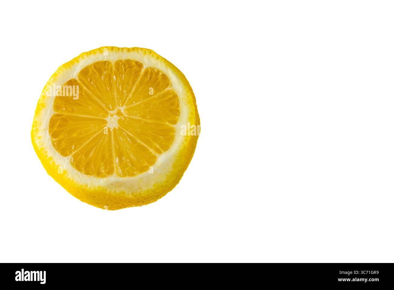 Un'arancia matura tagliata a metà su sfondo bianco Foto Stock