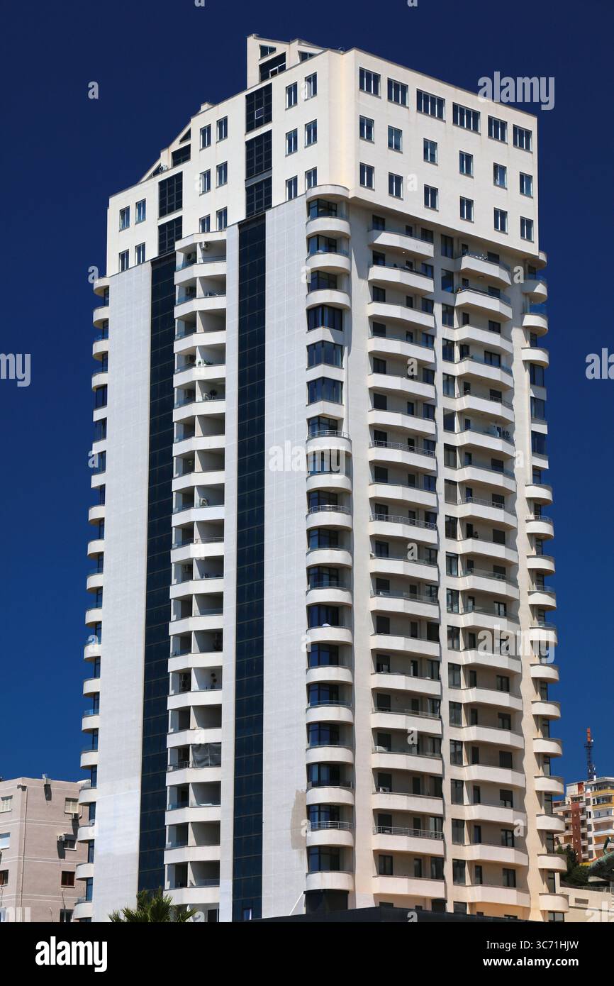 DURAZZO, ALBANIA - 2 LUGLIO 2025: Condominio contemporaneo in un giorno d'estate a Durazzo, Albania. Foto Stock