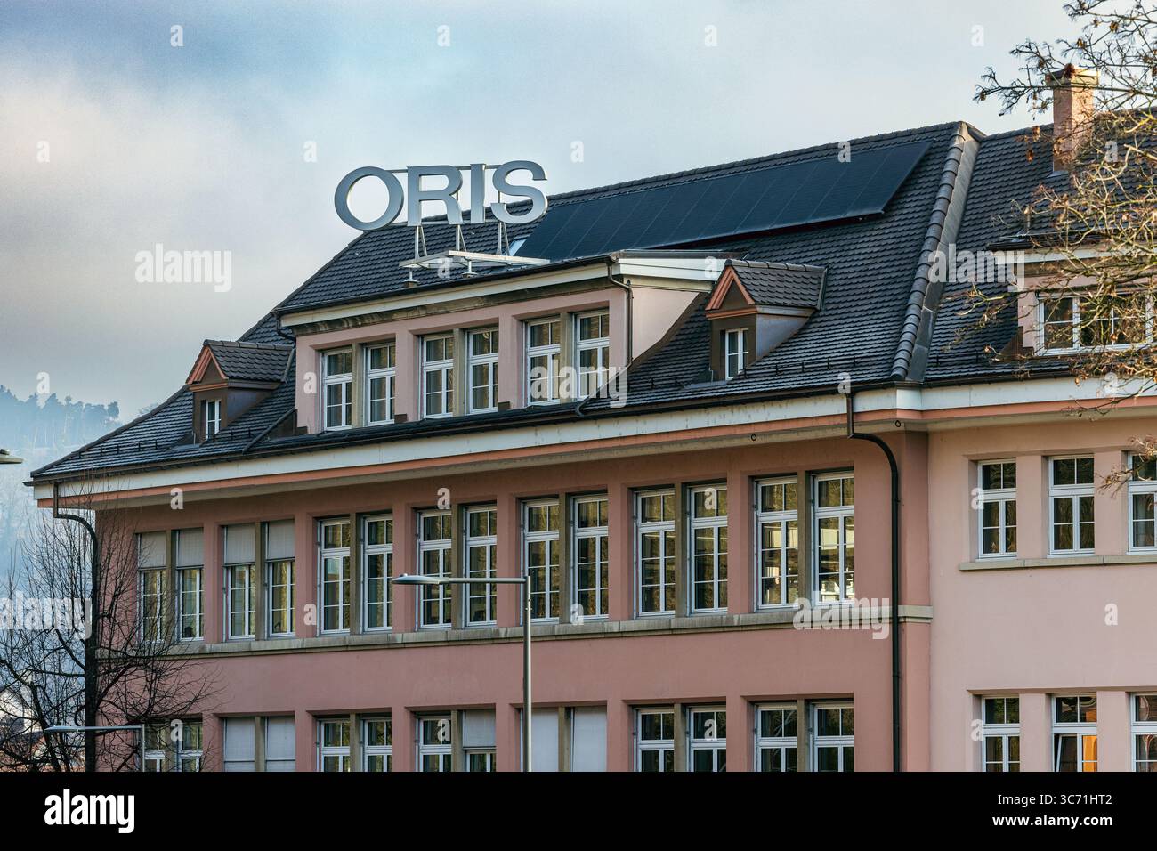 Vista esterna della fabbrica di orologi Oris a Hölstein, Svizzera, che mostra la sede del famoso produttore svizzero di orologi meccanici. Foto Stock