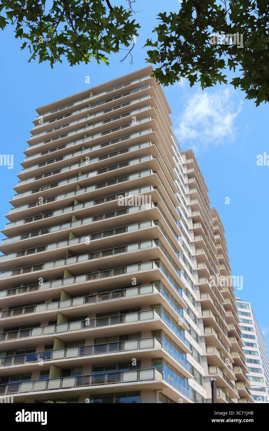 Alto condominio generico a Philadelphia, Pennsylvania. Normale edificio di appartamenti americano contemporaneo. Foto Stock