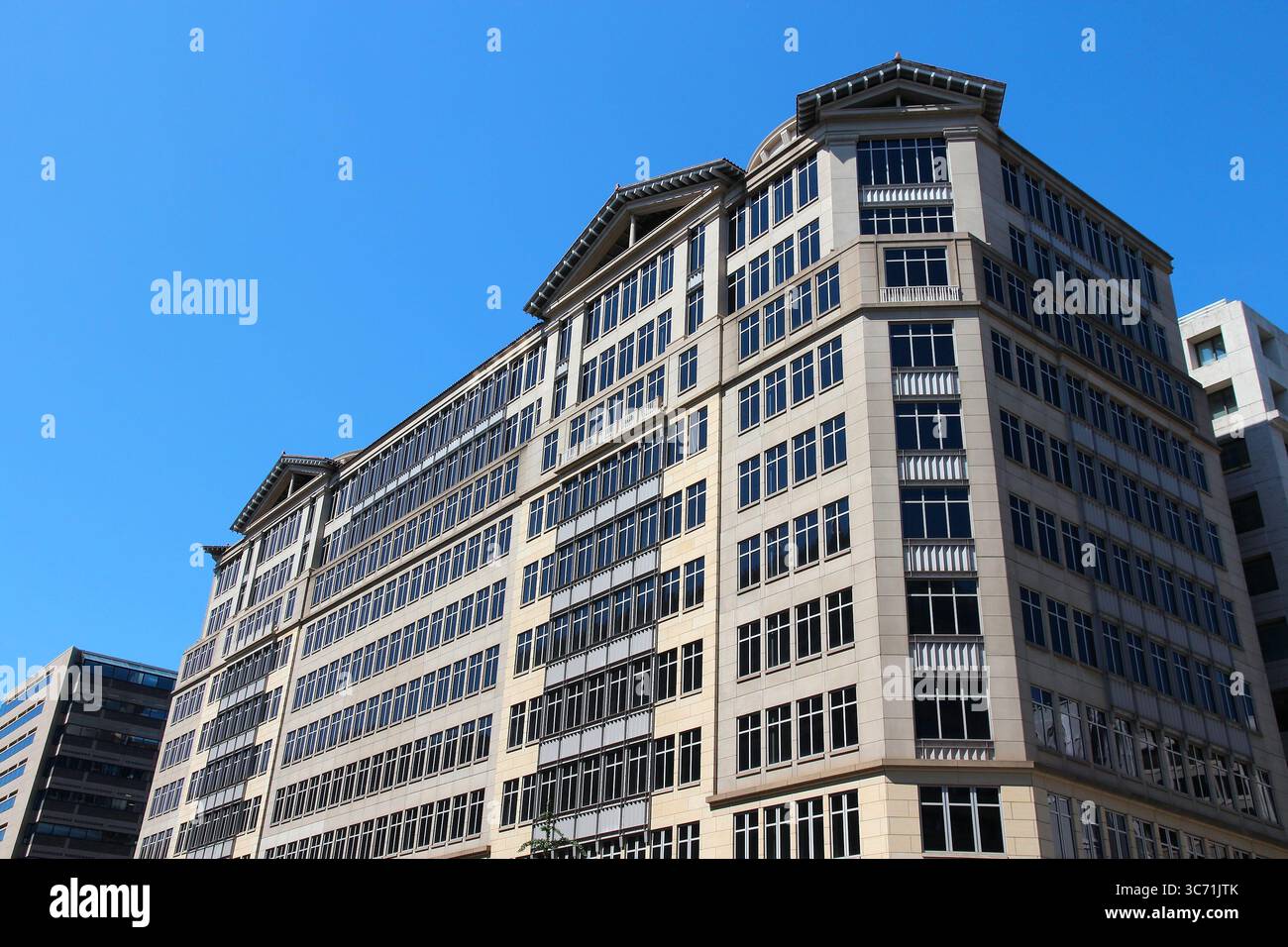WASHINGTON DC, USA - 15 GIUGNO 2013: Edificio per uffici che ospita l'ufficio Chevron Government Affairs e l'organizzazione finanziaria Finseca. Foto Stock