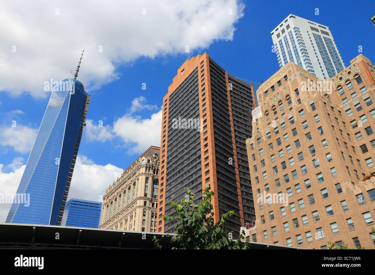NEW YORK, USA - 4 LUGLIO 2013: Vista dello skyline del West Thames Park con il World Trade Center di New York. Il paesaggio urbano di Lower Manhattan. Foto Stock