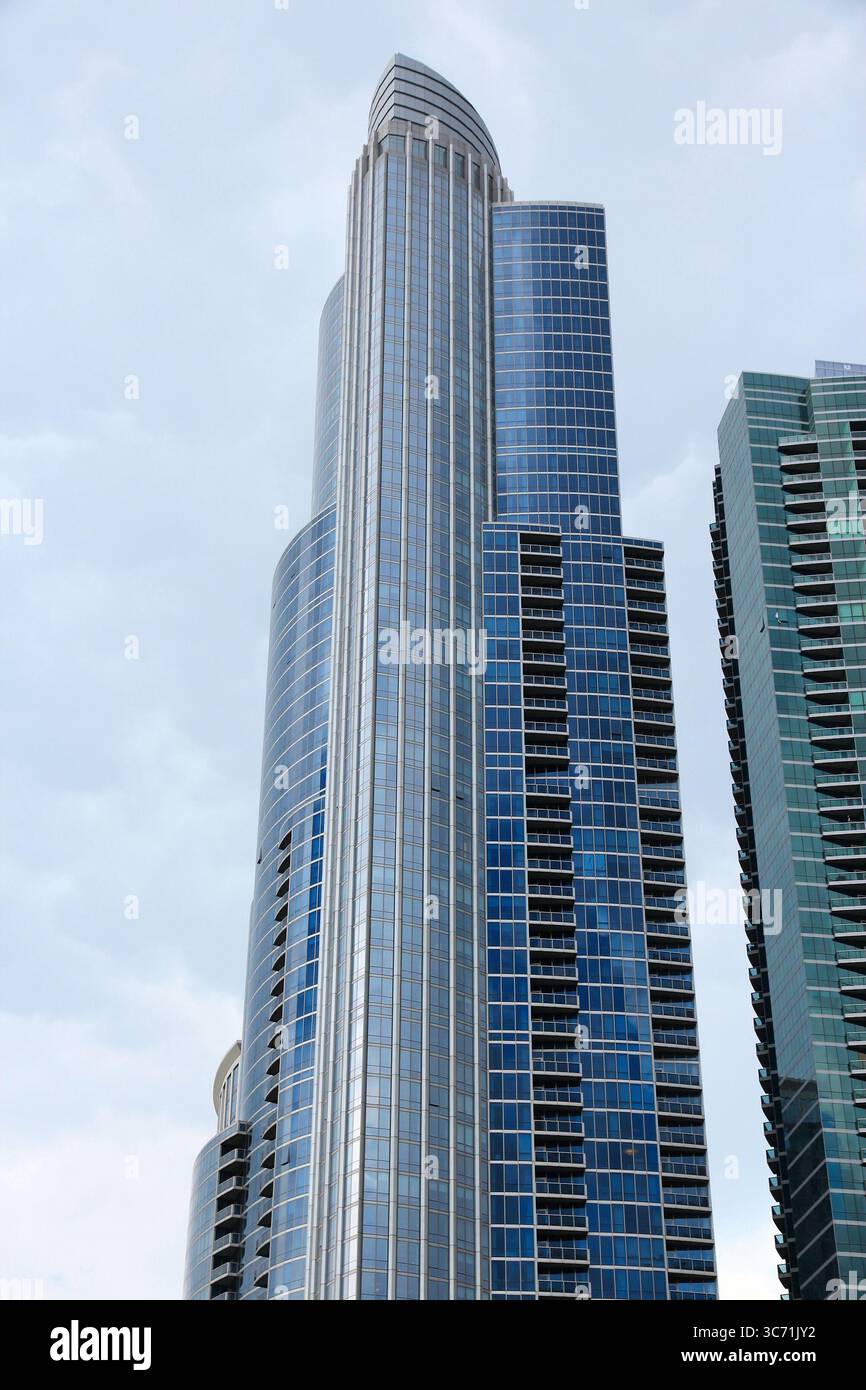 CHICAGO, USA - 27 GIUGNO 2013: Edificio residenziale Grant Luxury Condos a Chicago. È nel portafoglio immobiliare di società collegate. Foto Stock