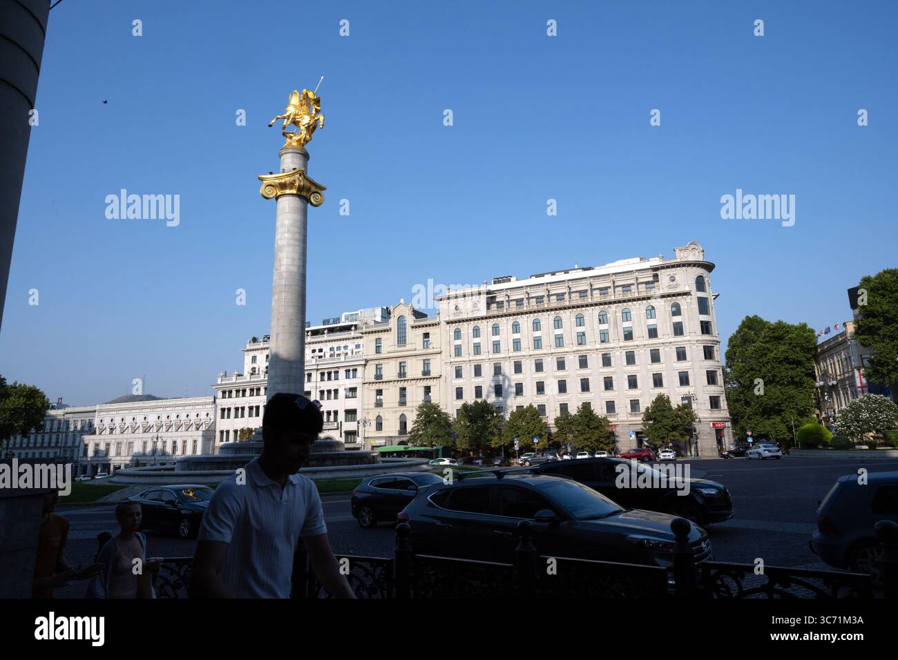 Tbilisi, Georgia. 29 luglio 2025. Piazza della libertà o Piazza della libertà e la sua iconica statua di Giorgio e del Drago nel centro della città di Tbilisi, Capit Foto Stock