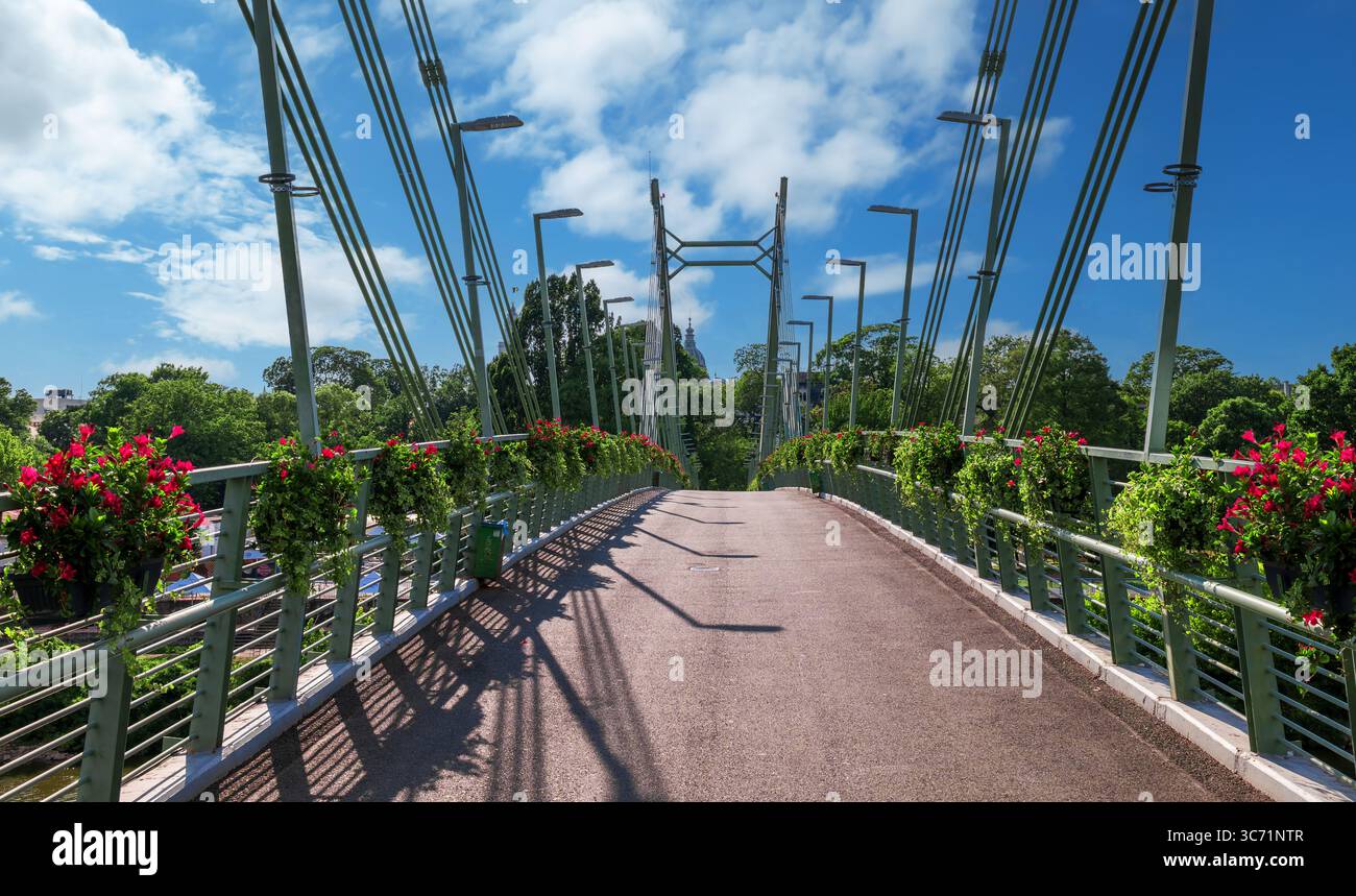 Vista panoramica del Ponte Traiano ad Arad, Romania, decorato con fiori rossi in una soleggiata giornata estiva sotto un cielo azzurro. Foto Stock