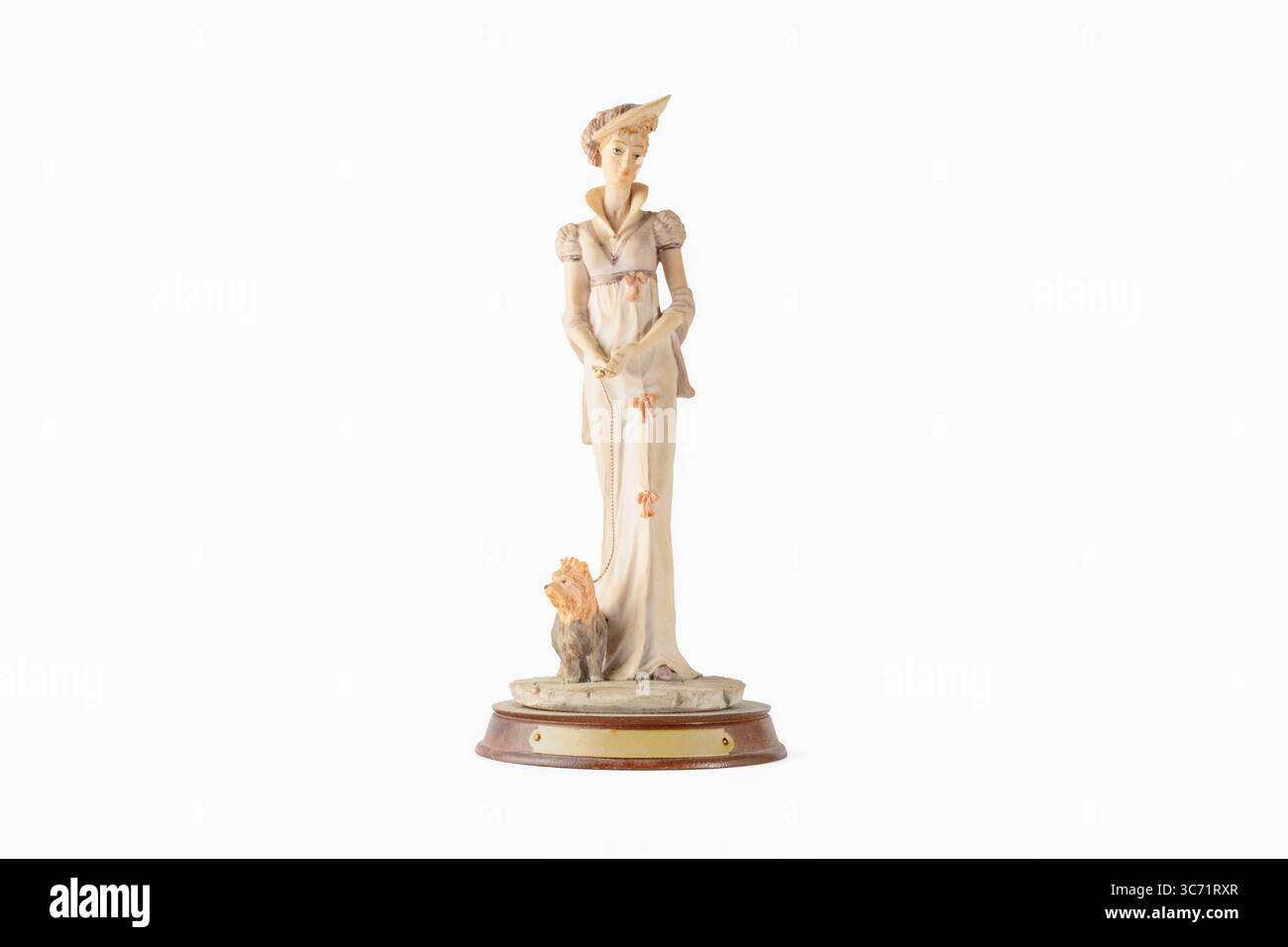 Figura d'epoca in porcellana d'epoca di una signora glamour con cane da compagnia isolato su sfondo bianco Foto Stock