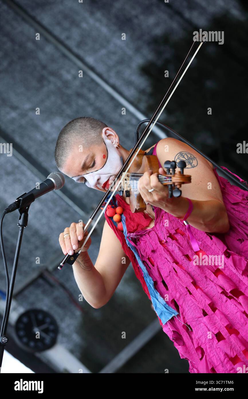 FESTIVAL DI HERZBERG 2025 - 27.07.2025, Breitenbach am Herzberg, Deutschland, GER - Das Herzberg Festival feiert in diesem Jahr seinen 55. Geburtstag unter dem motto MONTAGNA PIENA D'AMORE Berg voller Liebe - Wie in den vielen Jahren zuvor trifft sich hier die Hippie-Szene vom 24. bis 27. Juli in der Nähe der osthessischen Gemeinde Breitenbach am Herzberg, um auf der großen Festivalwiese Musik zu hören, zu tanzen und ausgelassen zu feiern. Zahlreiche Traktoren und Lkws mit ihren großen Wassertanks versorgen Die Festival-Gemeinde. Band: SLEEPYTIME GORILLA MUSEUM auf der Freak-Stage geschminkte Musi Foto Stock