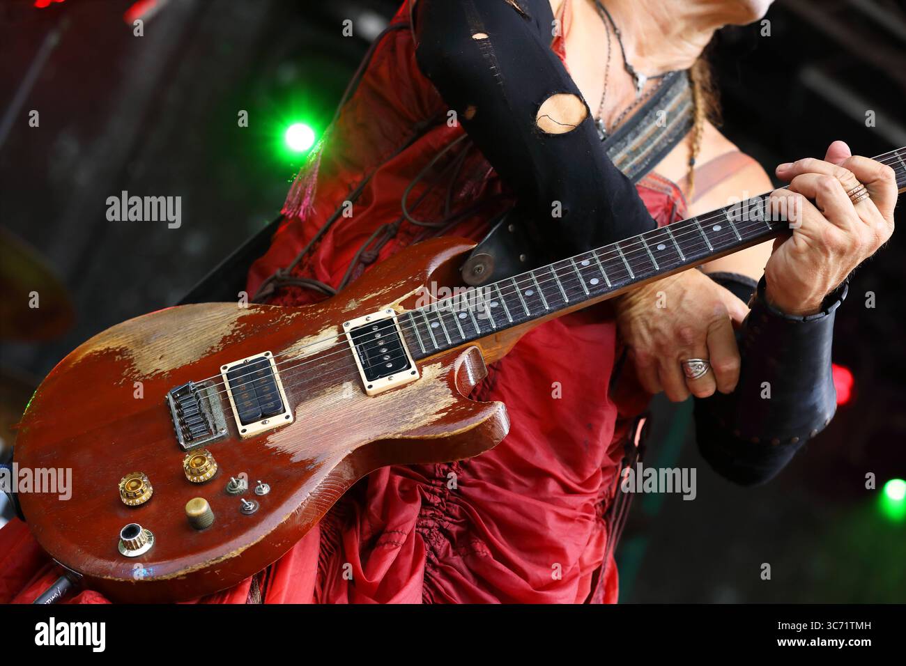 FESTIVAL DI HERZBERG 2025 - 27.07.2025, Breitenbach am Herzberg, Deutschland, GER - Das Herzberg Festival feiert in diesem Jahr seinen 55. Geburtstag unter dem motto MONTAGNA PIENA D'AMORE Berg voller Liebe - Wie in den vielen Jahren zuvor trifft sich hier die Hippie-Szene vom 24. bis 27. Juli in der Nähe der osthessischen Gemeinde Breitenbach am Herzberg, um auf der großen Festivalwiese Musik zu hören, zu tanzen und ausgelassen zu feiern. Zahlreiche Traktoren und Lkws mit ihren großen Wassertanks versorgen Die Festival-Gemeinde. Band: SLEEPYTIME GORILLA MUSEUM auf der Freak-Stage geschminkte Musi Foto Stock