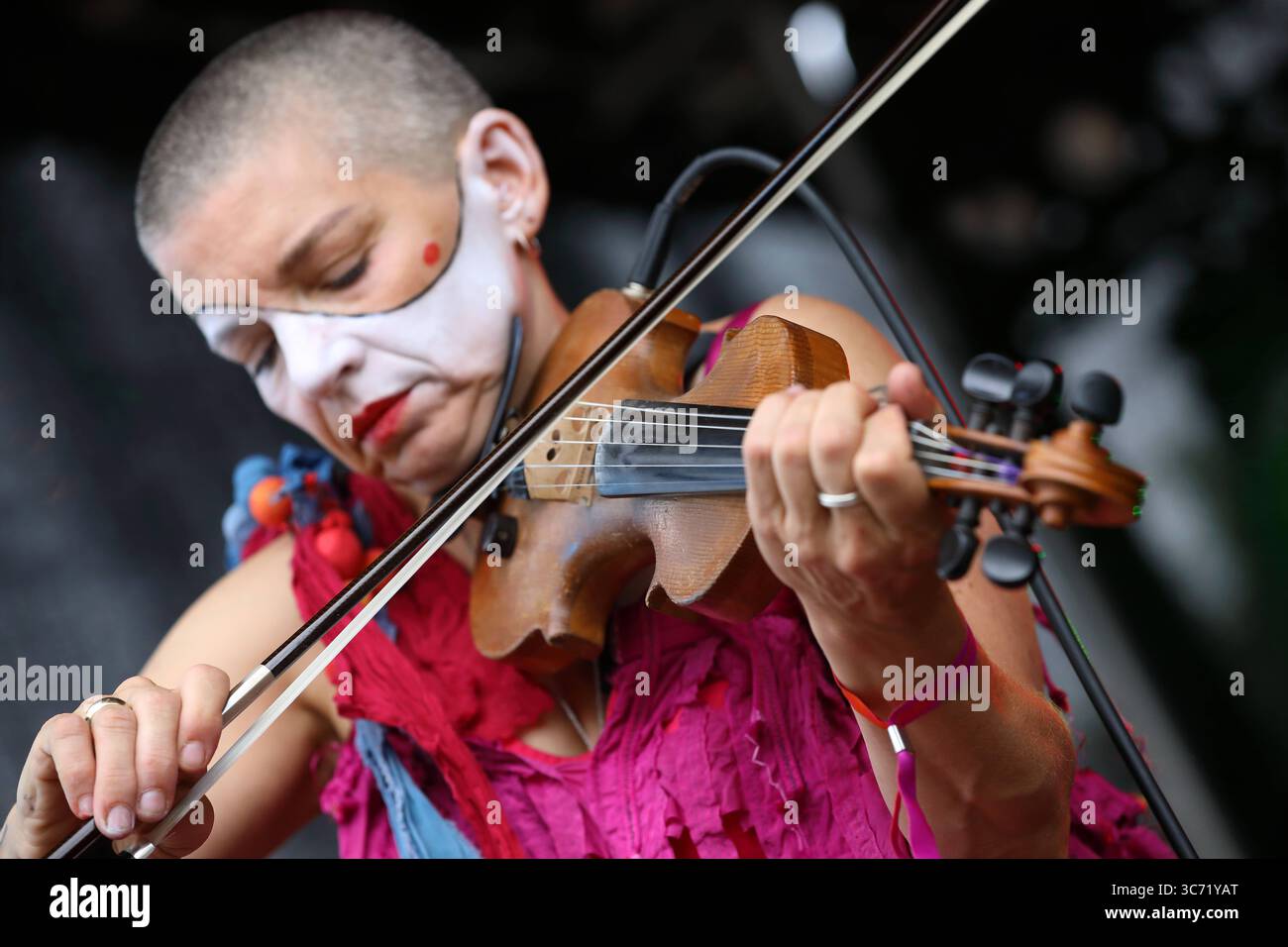 FESTIVAL DI HERZBERG 2025 - 27.07.2025, Breitenbach am Herzberg, Deutschland, GER - Das Herzberg Festival feiert in diesem Jahr seinen 55. Geburtstag unter dem motto MONTAGNA PIENA D'AMORE Berg voller Liebe - Wie in den vielen Jahren zuvor trifft sich hier die Hippie-Szene vom 24. bis 27. Juli in der Nähe der osthessischen Gemeinde Breitenbach am Herzberg, um auf der großen Festivalwiese Musik zu hören, zu tanzen und ausgelassen zu feiern. Zahlreiche Traktoren und Lkws mit ihren großen Wassertanks versorgen Die Festival-Gemeinde. Band: SLEEPYTIME GORILLA MUSEUM auf der Freak-Stage geschminkte Musi Foto Stock