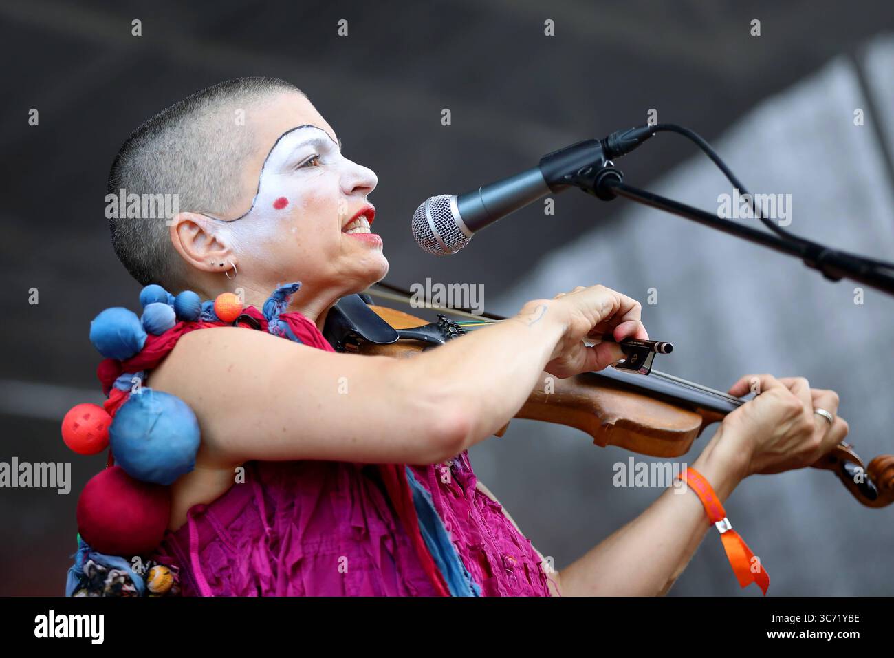 FESTIVAL DI HERZBERG 2025 - 27.07.2025, Breitenbach am Herzberg, Deutschland, GER - Das Herzberg Festival feiert in diesem Jahr seinen 55. Geburtstag unter dem motto MONTAGNA PIENA D'AMORE Berg voller Liebe - Wie in den vielen Jahren zuvor trifft sich hier die Hippie-Szene vom 24. bis 27. Juli in der Nähe der osthessischen Gemeinde Breitenbach am Herzberg, um auf der großen Festivalwiese Musik zu hören, zu tanzen und ausgelassen zu feiern. Zahlreiche Traktoren und Lkws mit ihren großen Wassertanks versorgen Die Festival-Gemeinde. Band: SLEEPYTIME GORILLA MUSEUM auf der Freak-Stage geschminkte Musi Foto Stock