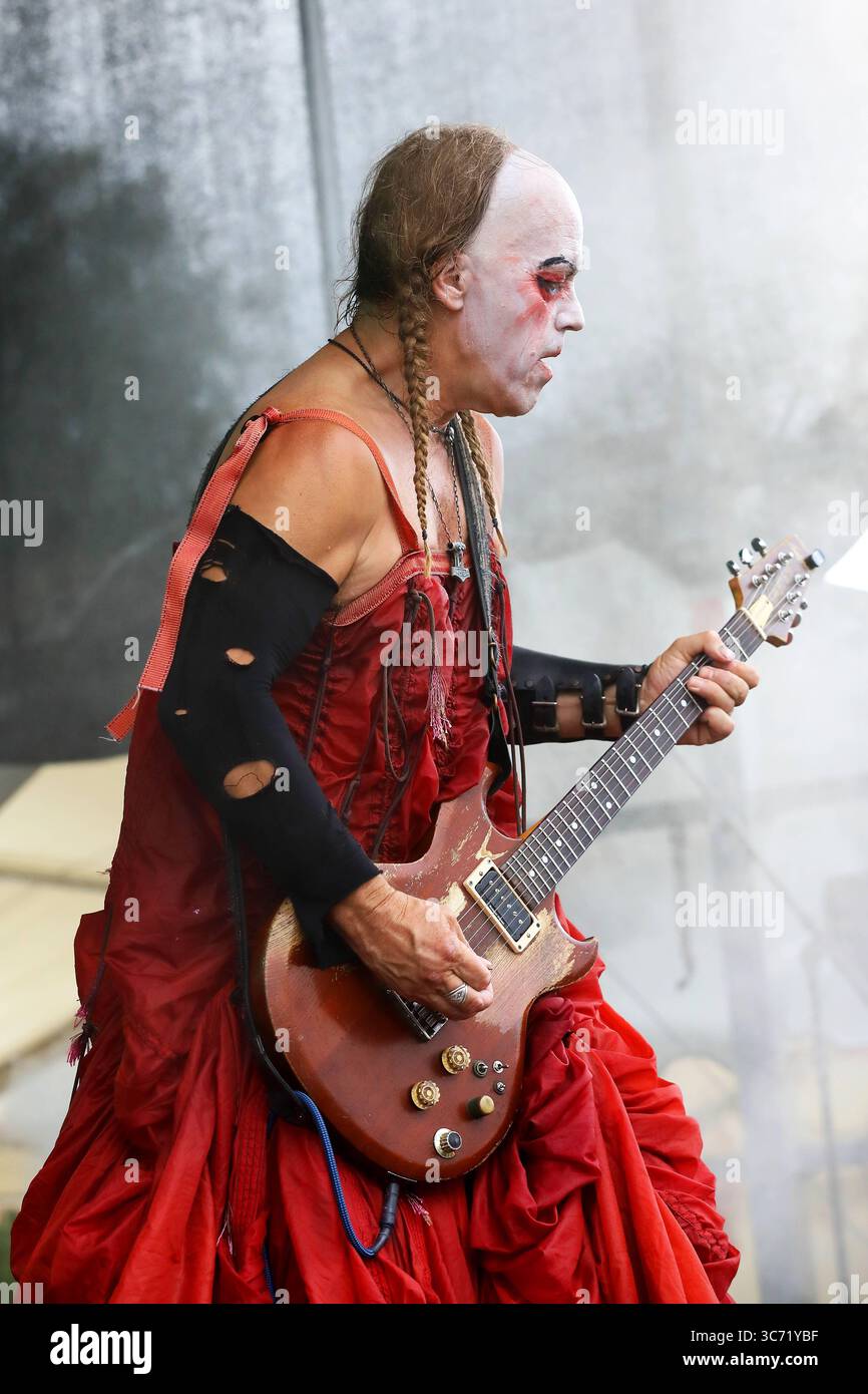 FESTIVAL DI HERZBERG 2025 - 27.07.2025, Breitenbach am Herzberg, Deutschland, GER - Das Herzberg Festival feiert in diesem Jahr seinen 55. Geburtstag unter dem motto MONTAGNA PIENA D'AMORE Berg voller Liebe - Wie in den vielen Jahren zuvor trifft sich hier die Hippie-Szene vom 24. bis 27. Juli in der Nähe der osthessischen Gemeinde Breitenbach am Herzberg, um auf der großen Festivalwiese Musik zu hören, zu tanzen und ausgelassen zu feiern. Zahlreiche Traktoren und Lkws mit ihren großen Wassertanks versorgen Die Festival-Gemeinde. Band: SLEEPYTIME GORILLA MUSEUM auf der Freak-Stage geschminkte Musi Foto Stock