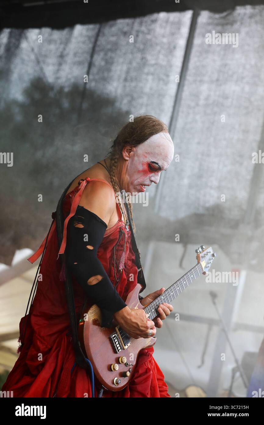 FESTIVAL DI HERZBERG 2025 - 27.07.2025, Breitenbach am Herzberg, Deutschland, GER - Das Herzberg Festival feiert in diesem Jahr seinen 55. Geburtstag unter dem motto MONTAGNA PIENA D'AMORE Berg voller Liebe - Wie in den vielen Jahren zuvor trifft sich hier die Hippie-Szene vom 24. bis 27. Juli in der Nähe der osthessischen Gemeinde Breitenbach am Herzberg, um auf der großen Festivalwiese Musik zu hören, zu tanzen und ausgelassen zu feiern. Zahlreiche Traktoren und Lkws mit ihren großen Wassertanks versorgen Die Festival-Gemeinde. Band: SLEEPYTIME GORILLA MUSEUM auf der Freak-Stage geschminkte Musi Foto Stock