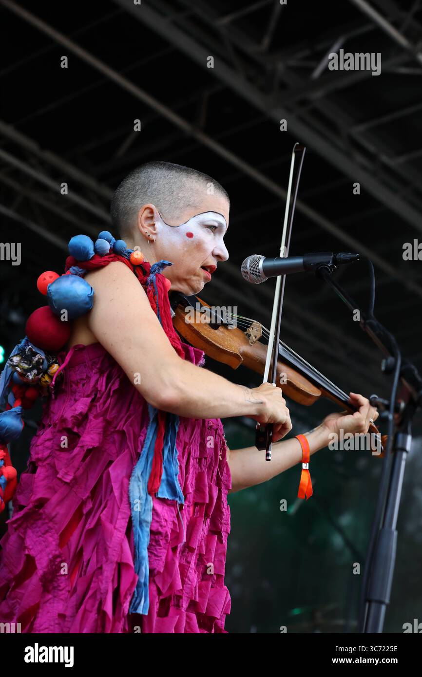 FESTIVAL DI HERZBERG 2025 - 27.07.2025, Breitenbach am Herzberg, Deutschland, GER - Das Herzberg Festival feiert in diesem Jahr seinen 55. Geburtstag unter dem motto MONTAGNA PIENA D'AMORE Berg voller Liebe - Wie in den vielen Jahren zuvor trifft sich hier die Hippie-Szene vom 24. bis 27. Juli in der Nähe der osthessischen Gemeinde Breitenbach am Herzberg, um auf der großen Festivalwiese Musik zu hören, zu tanzen und ausgelassen zu feiern. Zahlreiche Traktoren und Lkws mit ihren großen Wassertanks versorgen Die Festival-Gemeinde. Band: SLEEPYTIME GORILLA MUSEUM auf der Freak-Stage geschminkte Musi Foto Stock