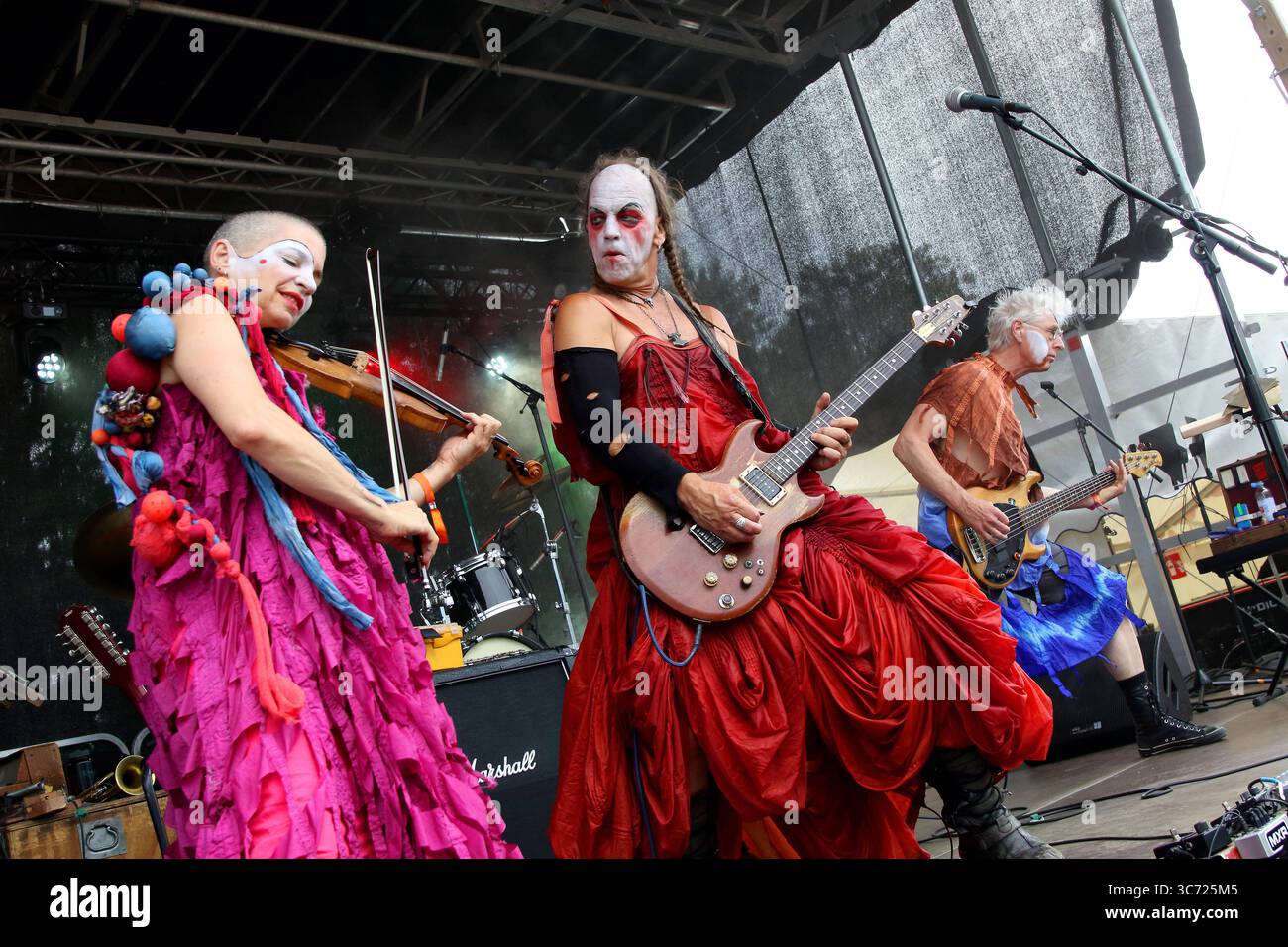 FESTIVAL DI HERZBERG 2025 - 27.07.2025, Breitenbach am Herzberg, Deutschland, GER - Das Herzberg Festival feiert in diesem Jahr seinen 55. Geburtstag unter dem motto MONTAGNA PIENA D'AMORE Berg voller Liebe - Wie in den vielen Jahren zuvor trifft sich hier die Hippie-Szene vom 24. bis 27. Juli in der Nähe der osthessischen Gemeinde Breitenbach am Herzberg, um auf der großen Festivalwiese Musik zu hören, zu tanzen und ausgelassen zu feiern. Zahlreiche Traktoren und Lkws mit ihren großen Wassertanks versorgen Die Festival-Gemeinde. Band: SLEEPYTIME GORILLA MUSEUM auf der Freak-Stage geschminkte Musi Foto Stock