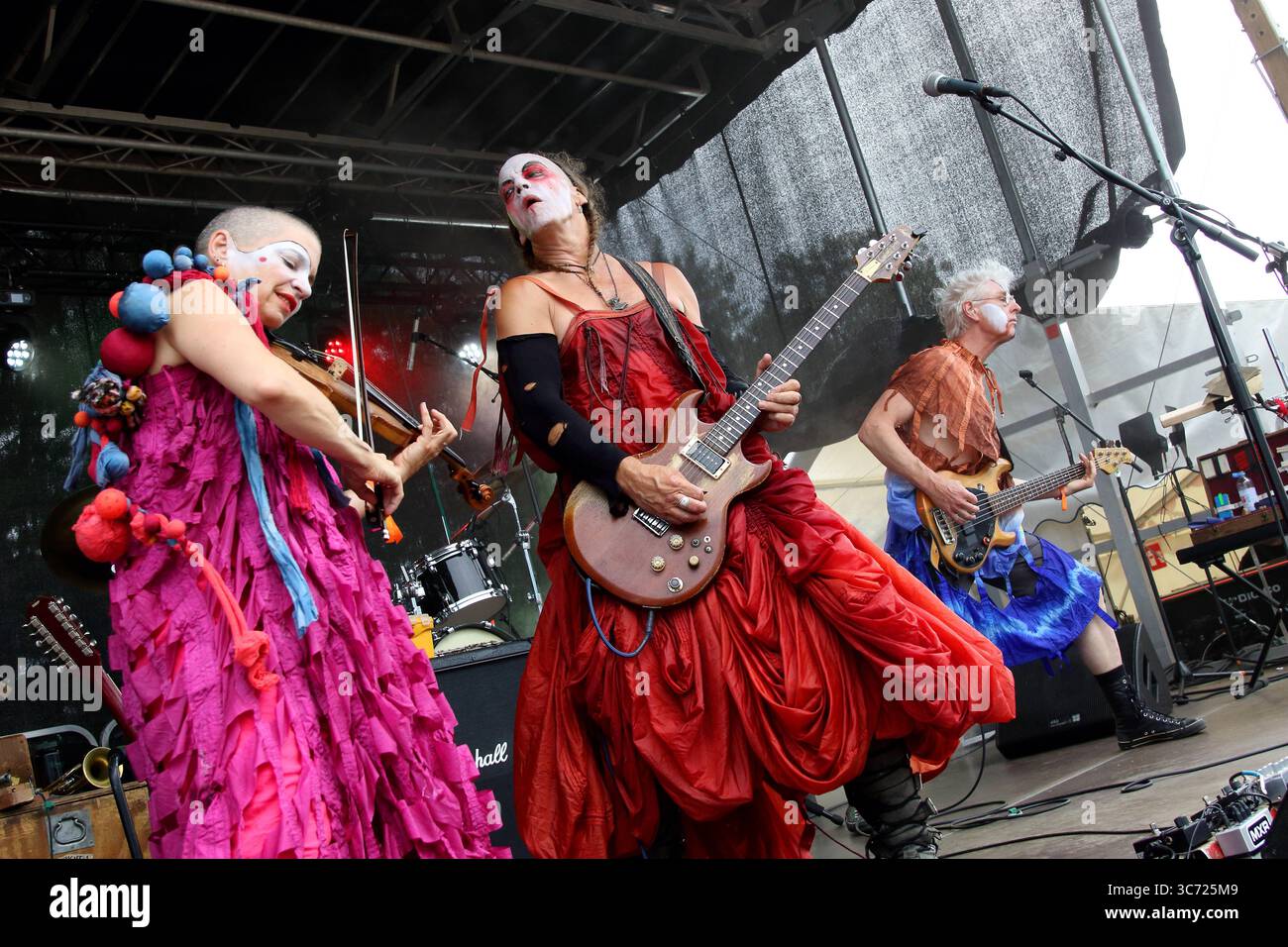 FESTIVAL DI HERZBERG 2025 - 27.07.2025, Breitenbach am Herzberg, Deutschland, GER - Das Herzberg Festival feiert in diesem Jahr seinen 55. Geburtstag unter dem motto MONTAGNA PIENA D'AMORE Berg voller Liebe - Wie in den vielen Jahren zuvor trifft sich hier die Hippie-Szene vom 24. bis 27. Juli in der Nähe der osthessischen Gemeinde Breitenbach am Herzberg, um auf der großen Festivalwiese Musik zu hören, zu tanzen und ausgelassen zu feiern. Zahlreiche Traktoren und Lkws mit ihren großen Wassertanks versorgen Die Festival-Gemeinde. Band: SLEEPYTIME GORILLA MUSEUM auf der Freak-Stage geschminkte Musi Foto Stock