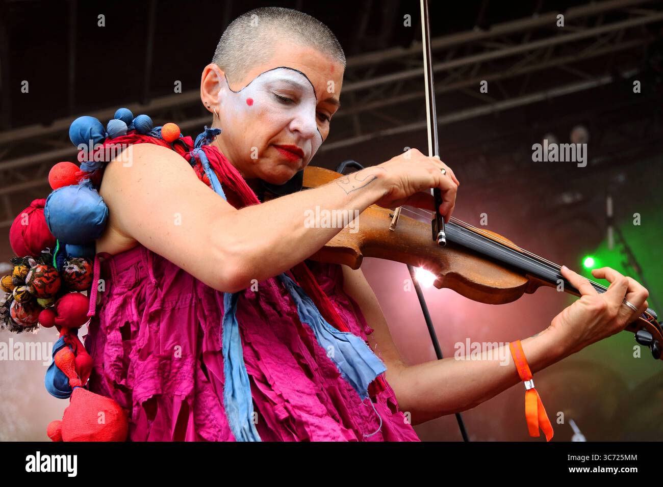 FESTIVAL DI HERZBERG 2025 - 27.07.2025, Breitenbach am Herzberg, Deutschland, GER - Das Herzberg Festival feiert in diesem Jahr seinen 55. Geburtstag unter dem motto MONTAGNA PIENA D'AMORE Berg voller Liebe - Wie in den vielen Jahren zuvor trifft sich hier die Hippie-Szene vom 24. bis 27. Juli in der Nähe der osthessischen Gemeinde Breitenbach am Herzberg, um auf der großen Festivalwiese Musik zu hören, zu tanzen und ausgelassen zu feiern. Zahlreiche Traktoren und Lkws mit ihren großen Wassertanks versorgen Die Festival-Gemeinde. Band: SLEEPYTIME GORILLA MUSEUM auf der Freak-Stage geschminkte Musi Foto Stock