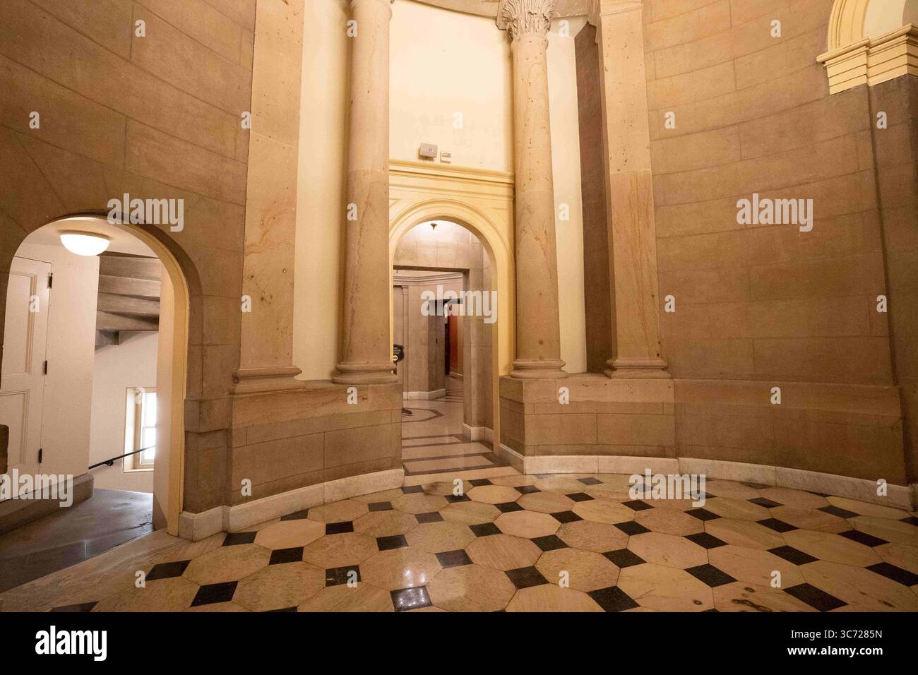 13 gennaio 2021, Washington, District of Columbia, USA: All'ingresso dell'Ufficio del Presidente della camera dei rappresentanti manca il cartello in foglia d'oro e di legno visto qui il 13 gennaio 2021 che lo identifica come tale a seguito del furto e della distruzione durante la tentata insurrezione del 6 gennaio 2021 nel Campidoglio degli Stati Uniti. (Immagine di credito: © John Harrington/ZUMA Wire) Foto Stock