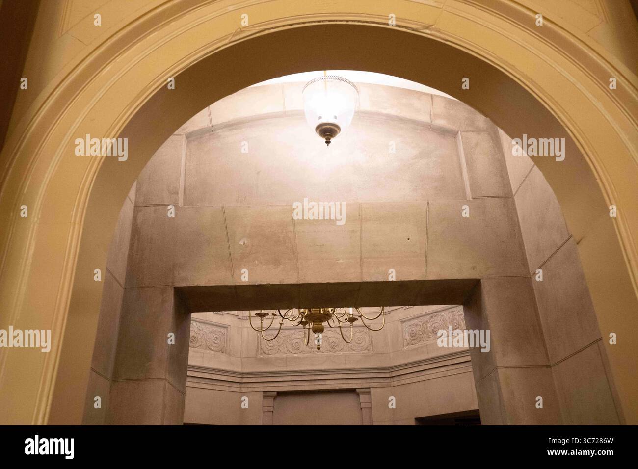 13 gennaio 2021, Washington, District of Columbia, USA: All'ingresso dell'Ufficio del Presidente della camera dei rappresentanti manca il cartello in foglia d'oro e di legno visto qui il 13 gennaio 2021 che lo identifica come tale a seguito del furto e della distruzione durante la tentata insurrezione del 6 gennaio 2021 nel Campidoglio degli Stati Uniti. (Immagine di credito: © John Harrington/ZUMA Wire) Foto Stock