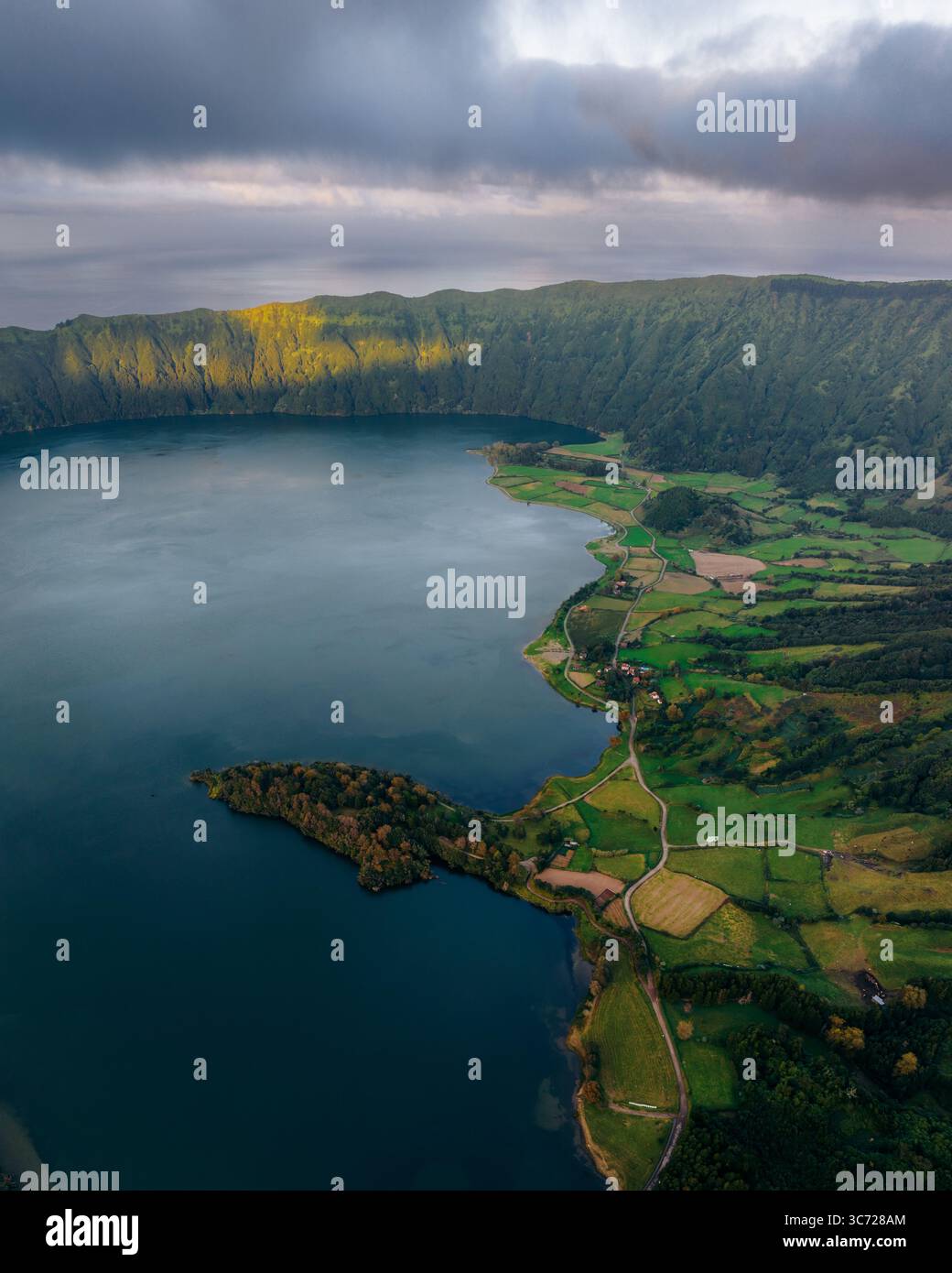 Vista aerea degli splendidi laghi gemelli annidati all'interno di un cratere vulcanico, che mostra il drammatico contrasto tra acque blu profonde e vibranti verdi Foto Stock