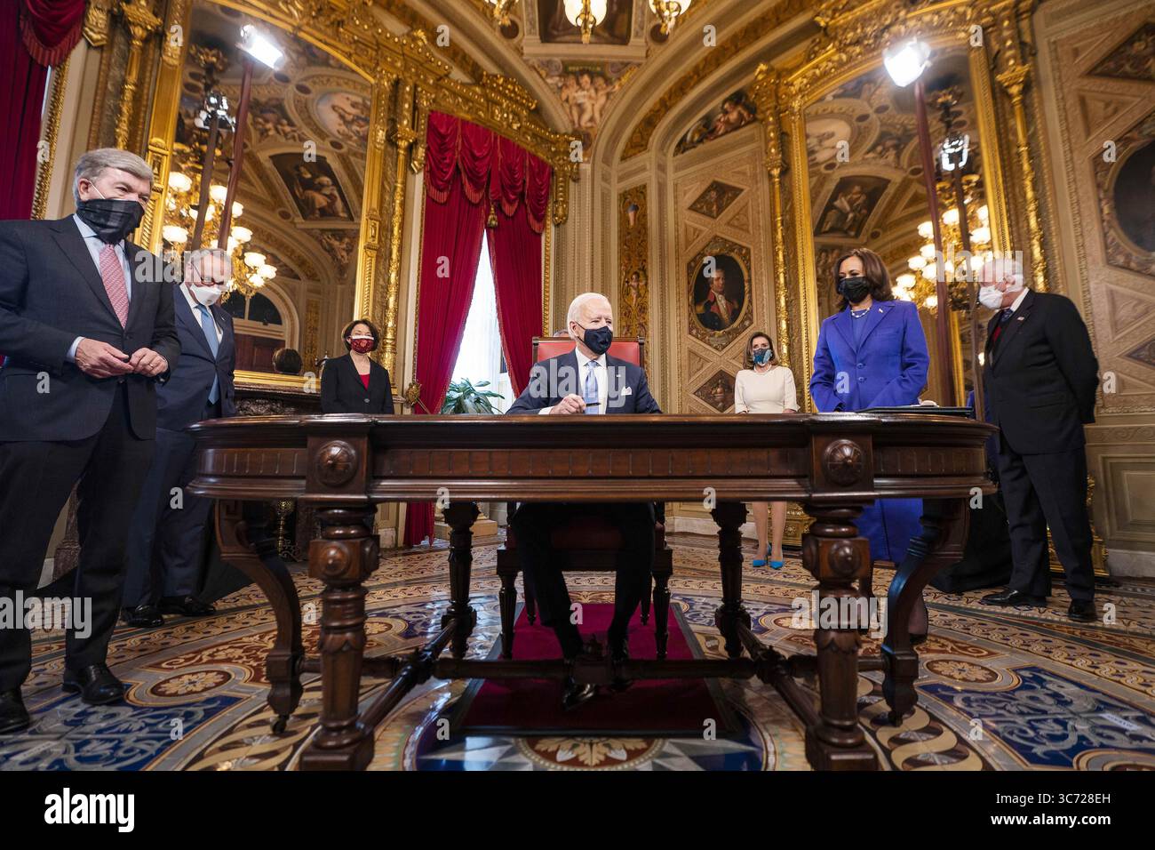 20 gennaio 2021, Washington, District of Columbia, USA: Il presidente DEGLI STATI UNITI Joe Biden firma tre documenti, tra cui una dichiarazione di inaugurazione, nomine di gabinetto e nozioni di sottogabinetto, mentre il vicepresidente degli Stati Uniti Kamala Harris (R) guarda nella Presidents Room del Campidoglio dopo la cerimonia di inaugurazione per rendere Biden il 46 ° presidente degli Stati Uniti a Washington, DC, USA, 20 gennaio 2021. (Immagine di credito: © Jim lo Scalzo/CNP tramite filo ZUMA) Foto Stock