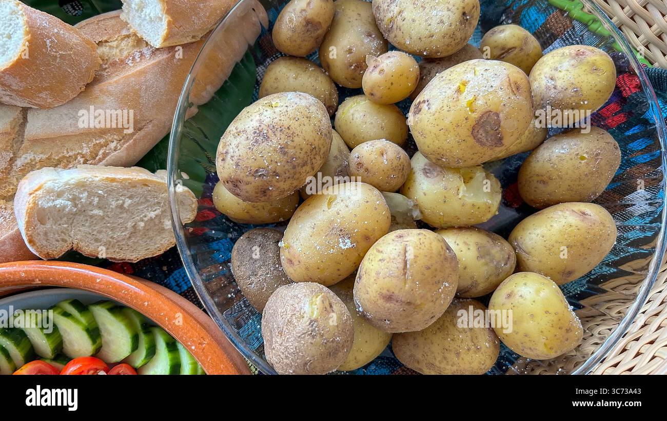 Vassoio di patate stropicciate alle Canarie Foto Stock