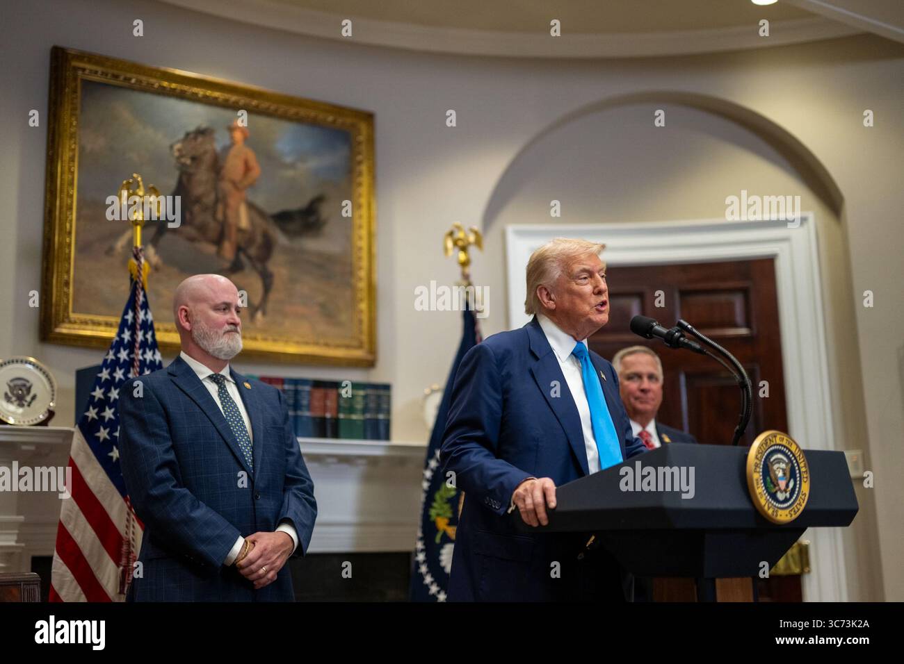 Il presidente Donald J. Trump pronuncia le sue osservazioni durante una conferenza stampa in seguito alla firma del va Home Loan Program Reform Act nella Roosevelt Room della Casa Bianca il 30 luglio 2025. La legislazione mira ad aiutare i veterani a evitare la preclusione e a migliorare l'accesso al sostegno abitativo. Per gentile concessione della Casa Bianca. Foto Stock