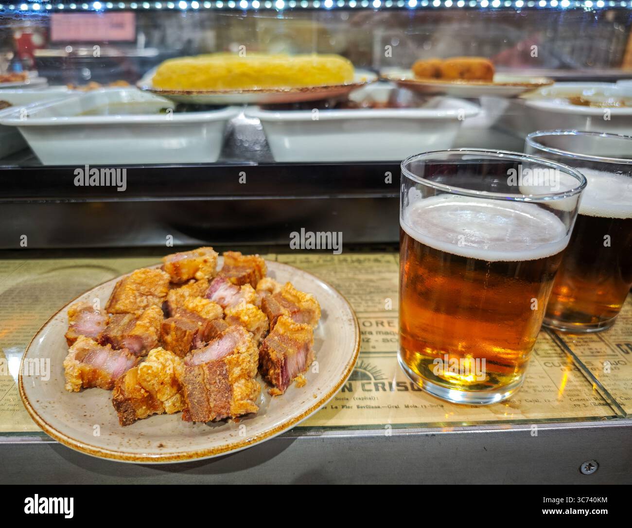 Torrezno croccanti abbinati a birre rinfrescanti mettono in mostra la vivace cultura bar di Soria e le deliziose tapas offerte a Castilla y Leon. Foto Stock