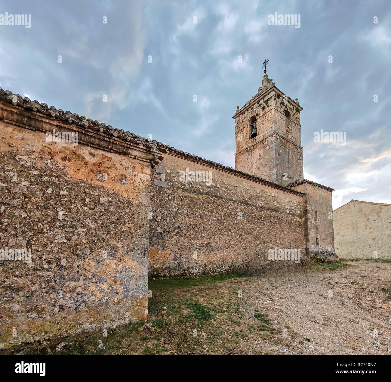 Esplora l'antica chiesa romanica di Ucero, Soria, che mostra l'architettura medievale e una ricca storia ecclesiastica. Foto Stock