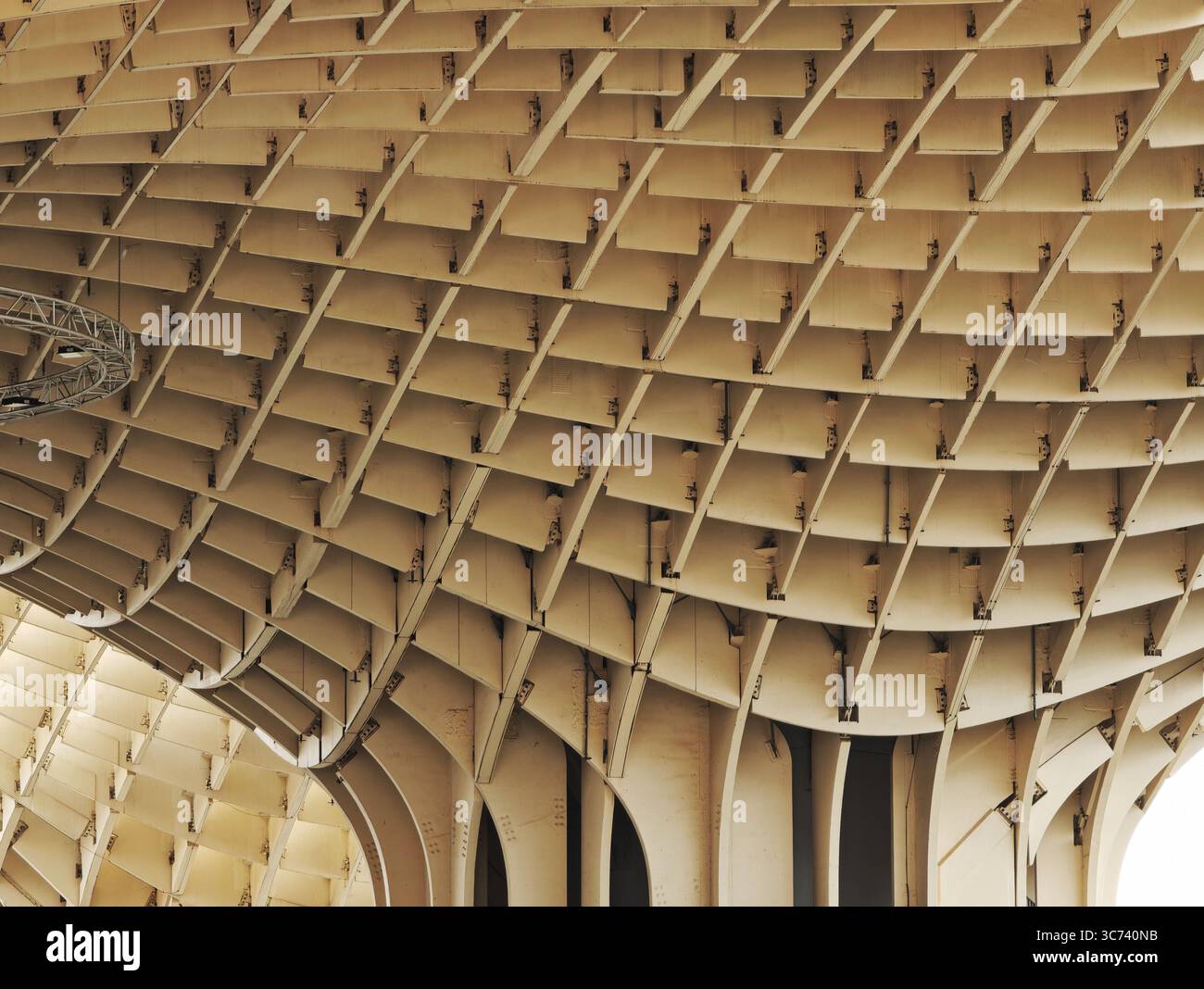 L'intricato design a reticolo del Metropol Parasol mette in mostra l'architettura moderna nella vibrante città di Siviglia, Andalusia. Foto Stock