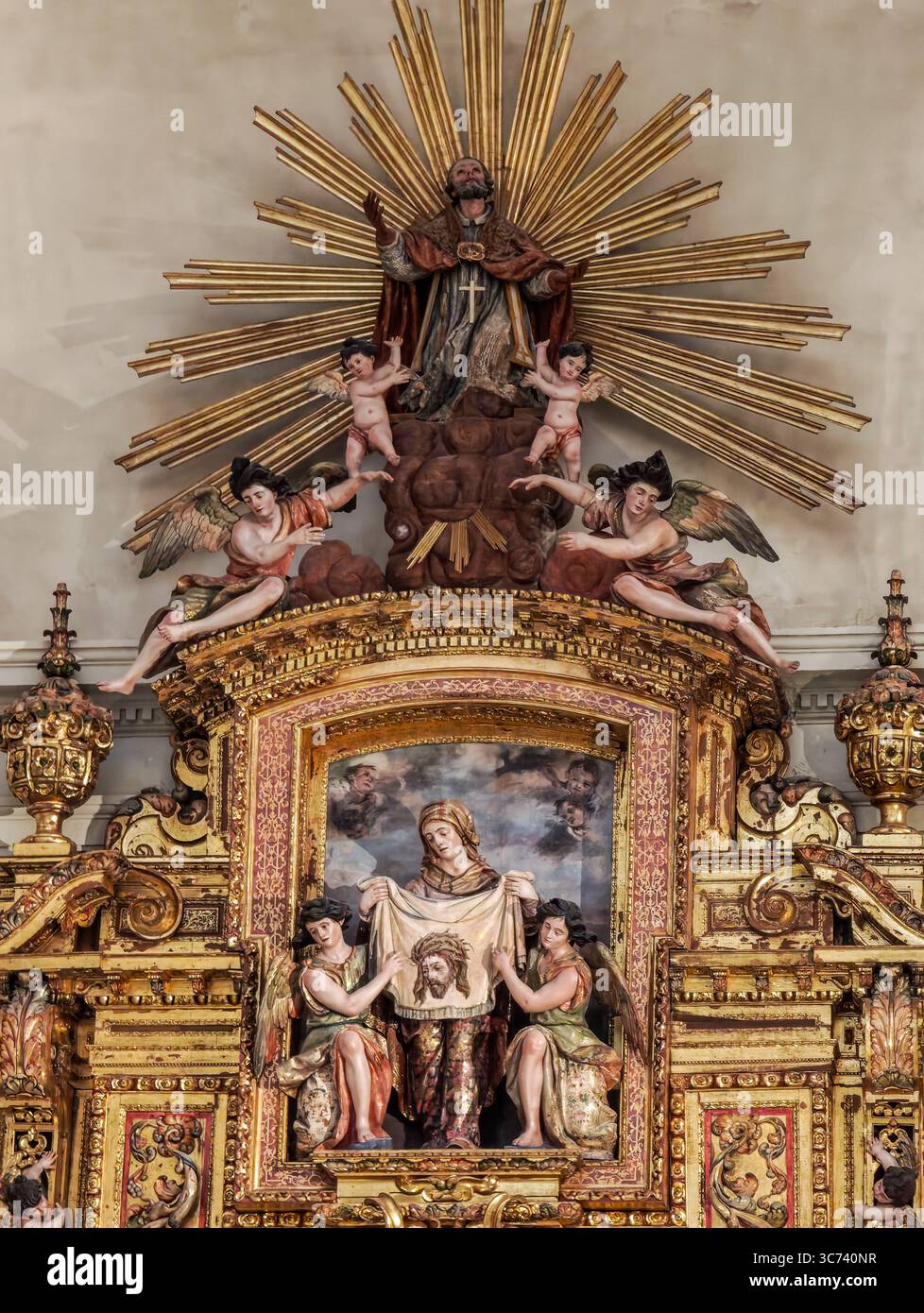Questo rilievo in stucco barocco di Siviglia presenta Santa Veronica con angeli, intricate razze dorate e ricchi dettagli di Pedro Roldan. Foto Stock