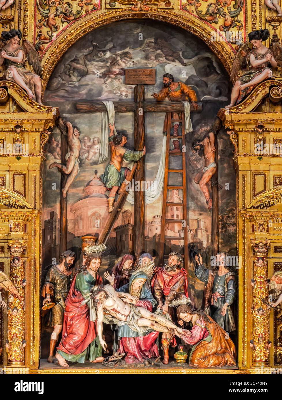 Il gruppo scultoreo la Piedad di Pedro Roldán illustra la discesa dalla croce, con figure espressive in vibrante policromo. Foto Stock