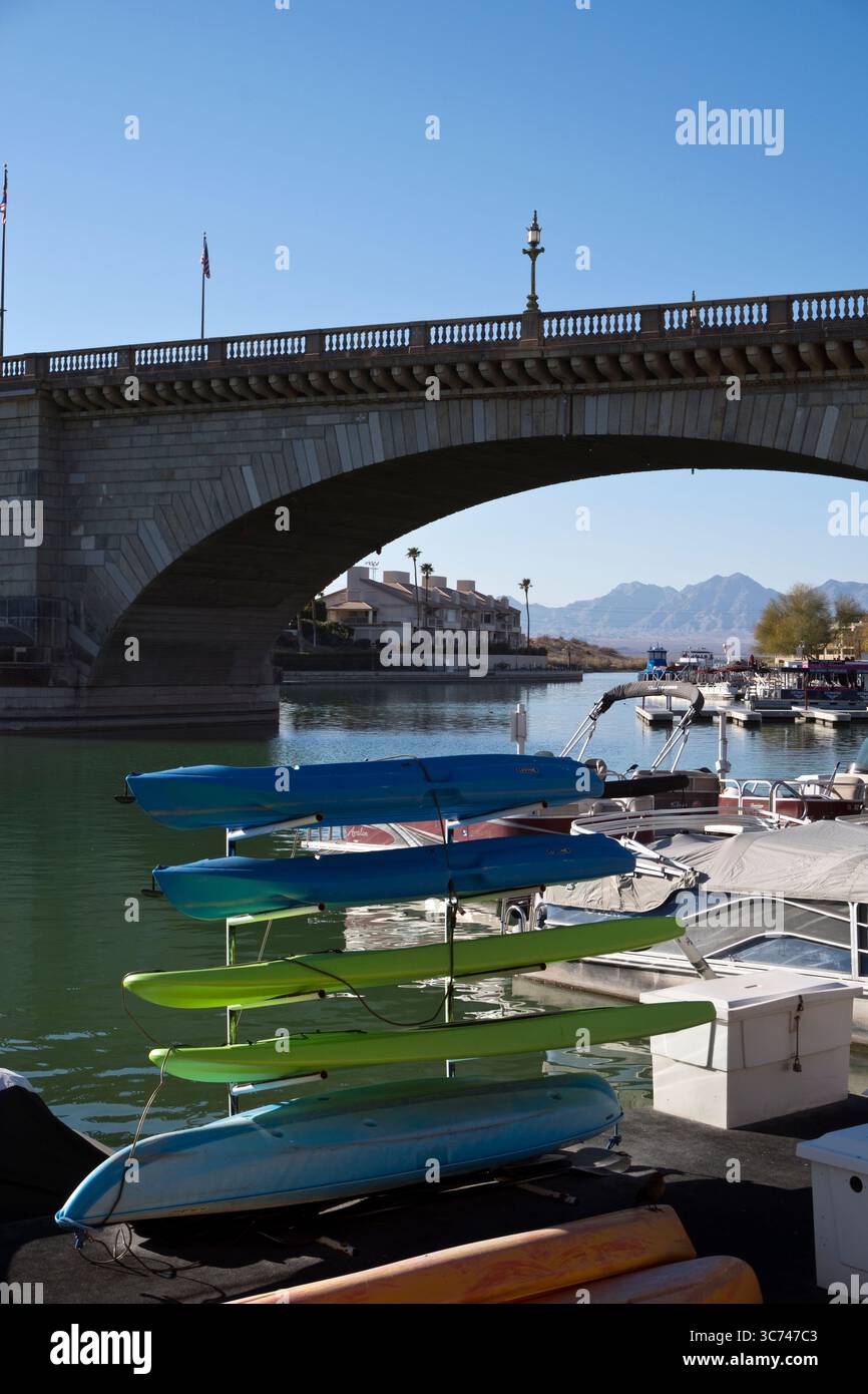 Kayak a noleggio sotto il 1831 London Bridge, che originariamente attraversava il Tamigi a Londra, a Lake Havasu, Arizona. Foto Stock