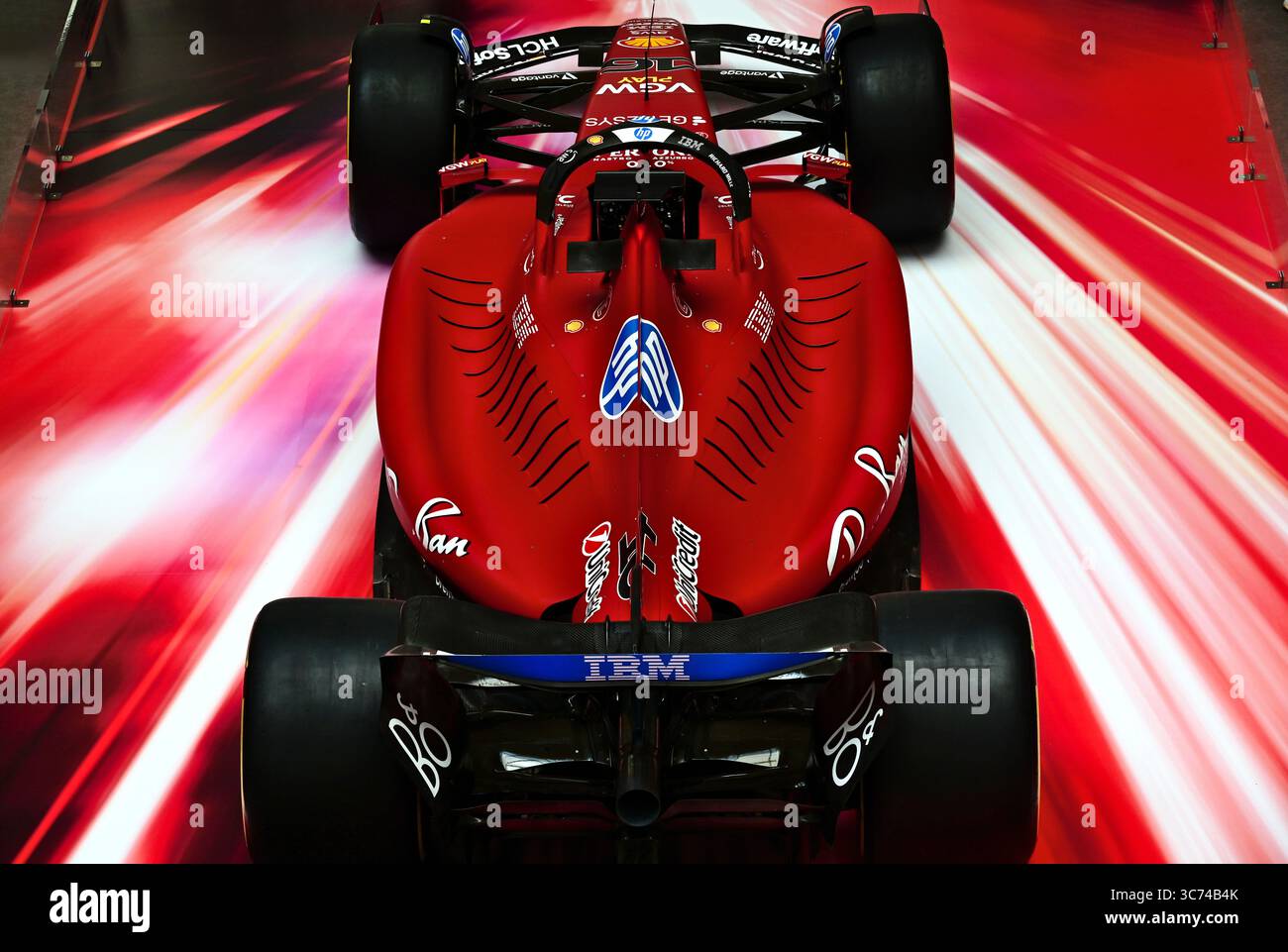 Ferrari di Formula 1 in vista ravvicinata alla luce del Gran Premio d'Ungheria. Vista dall'alto con l'ala anteriore. Corse automobilistiche. concetto di sport e turismo sportivo Foto Stock