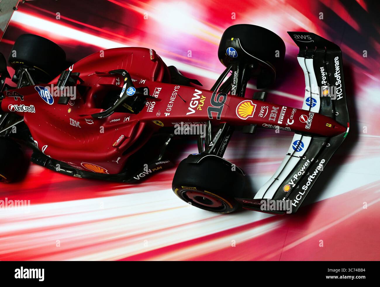 Ferrari di Formula 1 in vista ravvicinata alla luce del Gran Premio d'Ungheria. Vista dall'alto con l'ala anteriore. Corse automobilistiche. concetto di sport e turismo sportivo Foto Stock