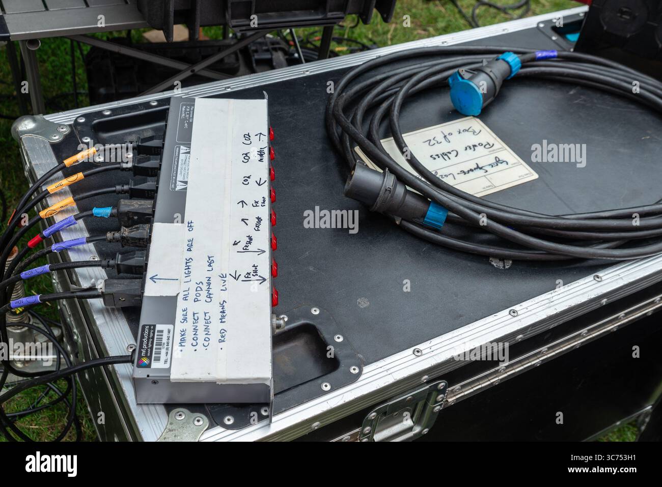Effetti pirotecnici che sparano controlli in un festival musicale a Southend on Sea, Essex, Regno Unito. MRL Productions, unità di commutazione Showtec. Cannone FX e CO2 Foto Stock