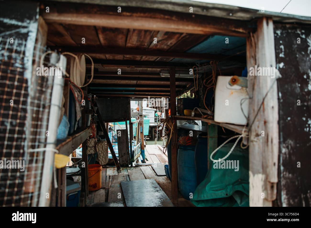 Tradizionale negozio di pesce secco di Hong Kong con file di prodotti conservati e cartelli colorati lungo la strada. Foto Stock