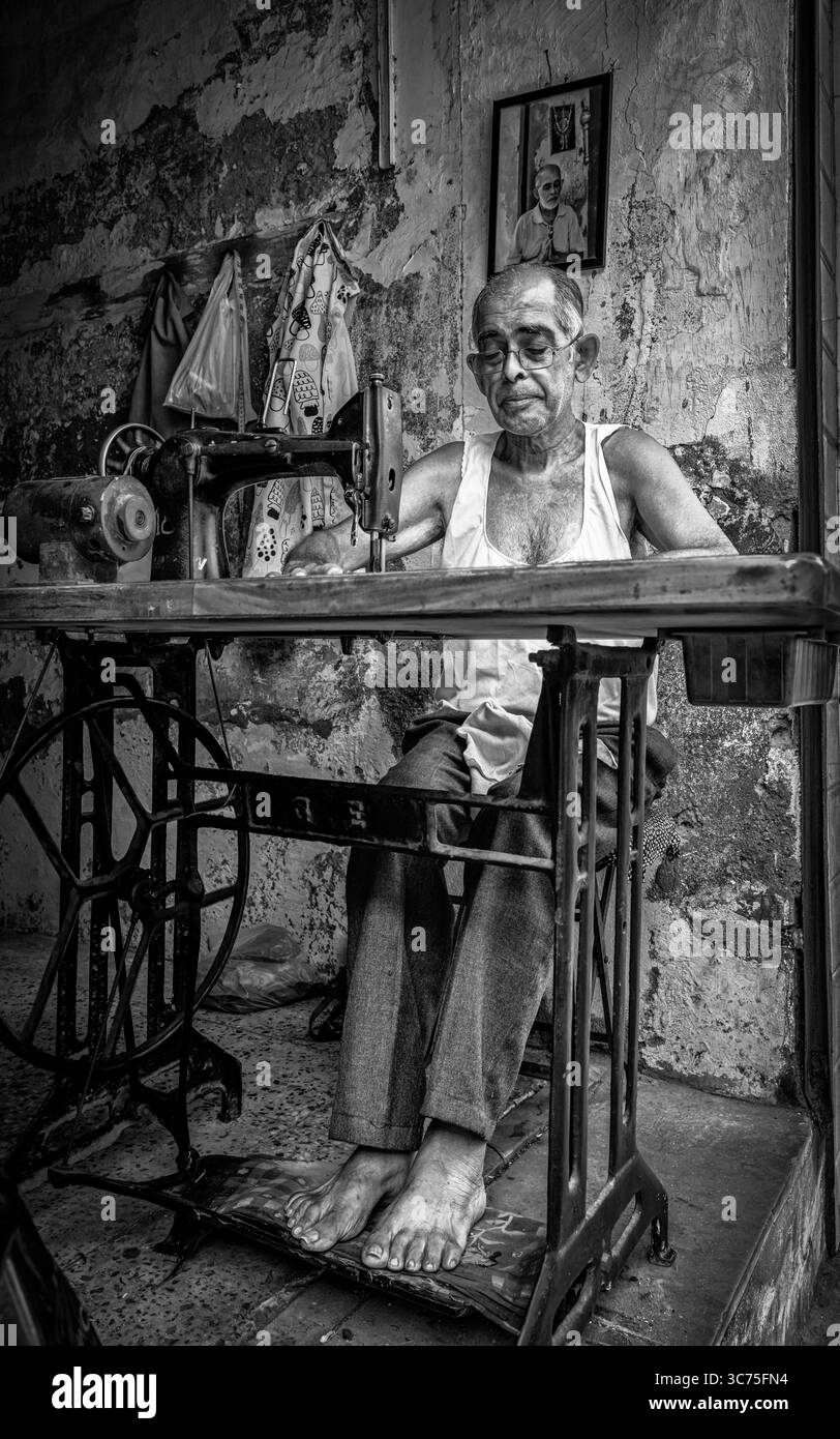 Sarto anziano, Ahmedabad, Gujarat, India Foto Stock