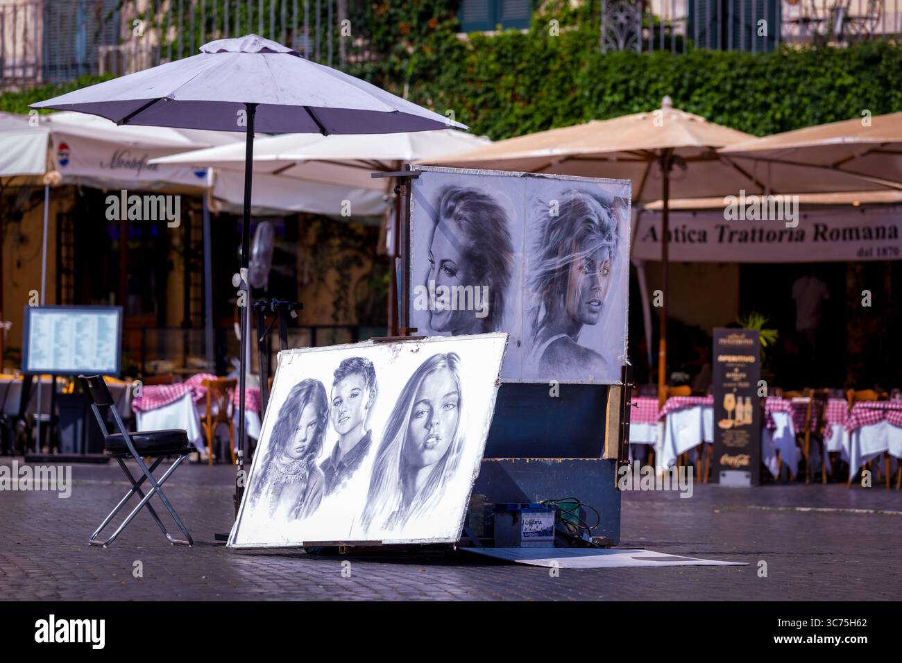 Schizzi di ritratti creati da un artista di strada, Roma, Italia Foto Stock