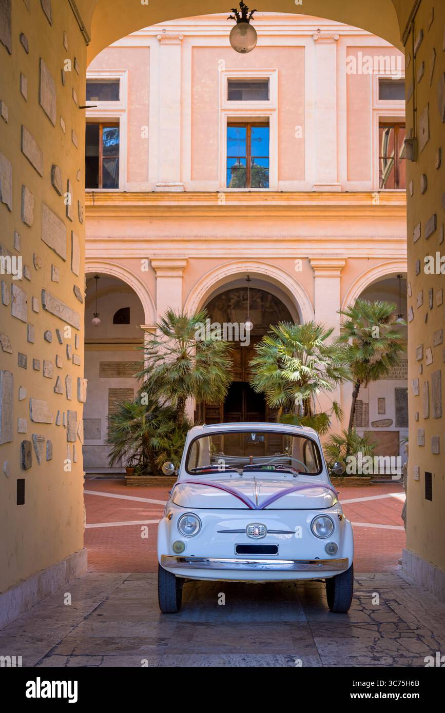 Cameriere italiano ristorante esterno a Roma, Italia Foto Stock