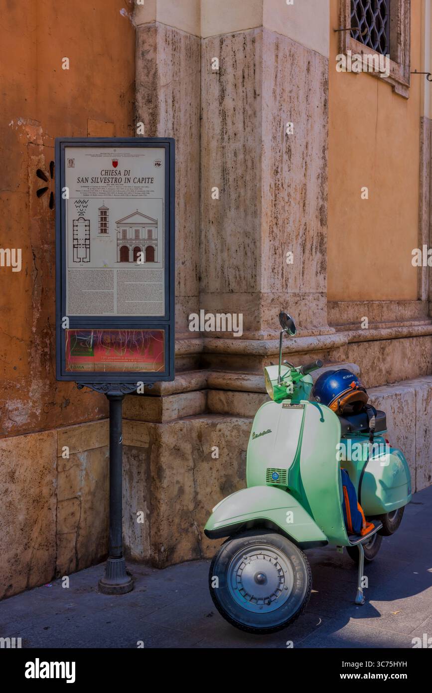 Vespa verde parcheggiata nella parte vecchia di Roma, Italia Foto Stock