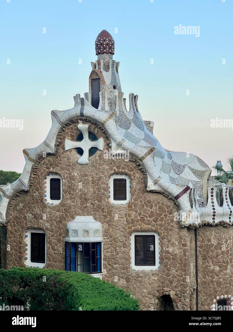 Facciata superiore della portineria modernista di Gaudí a Park Güell contro il cielo crepuscolo, Barcellona, Catalogna, Spagna. Foto Stock