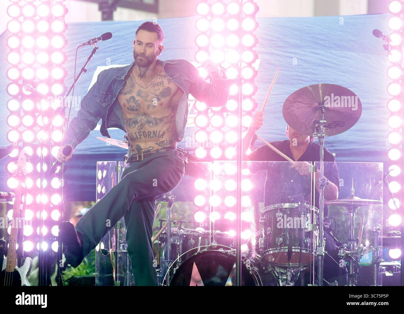 New York, Stati Uniti. 1 agosto 2025. Adam Levine e Maroon 5 si esibiscono al NBC Today Show al Rockefeller Center di New York City venerdì 1 agosto 2025. Foto di John Angelillo/UPI credito: UPI/Alamy Live News Foto Stock