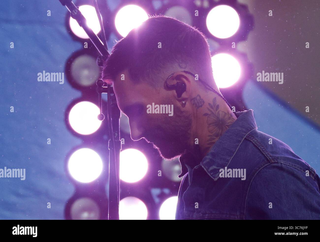 New York, Stati Uniti. 1 agosto 2025. Adam Levine e Maroon 5 si esibiscono al NBC Today Show al Rockefeller Center di New York City venerdì 1 agosto 2025. Foto di John Angelillo/UPI credito: UPI/Alamy Live News Foto Stock