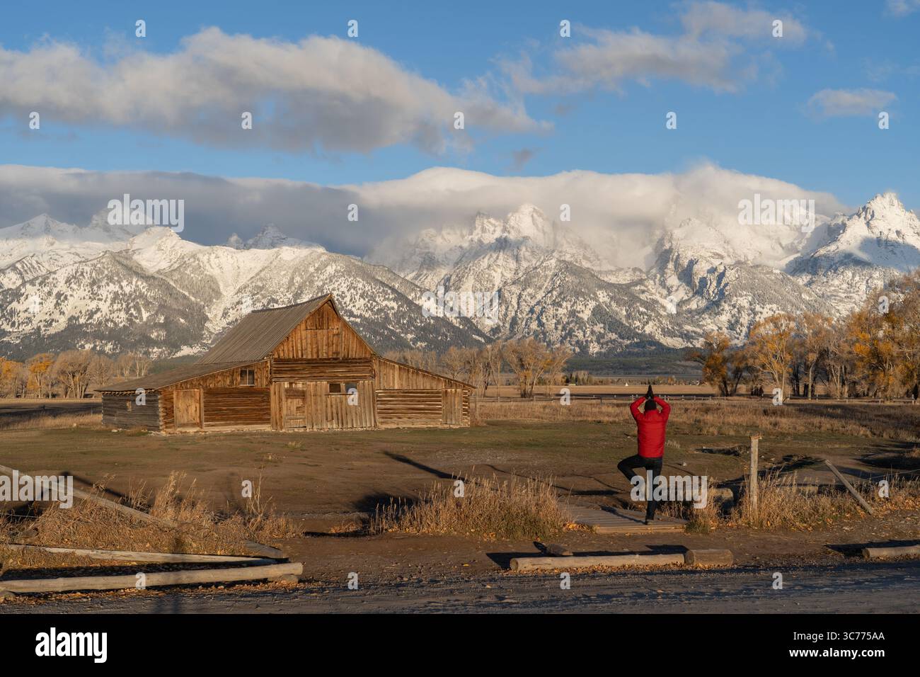 Il Teton Yoga Serenity si trova a Mormon Row Barns nel Grand Teton National Park. Questi fienili, risalenti all'inizio del XX secolo, offrono un pittoresco paesaggio Foto Stock