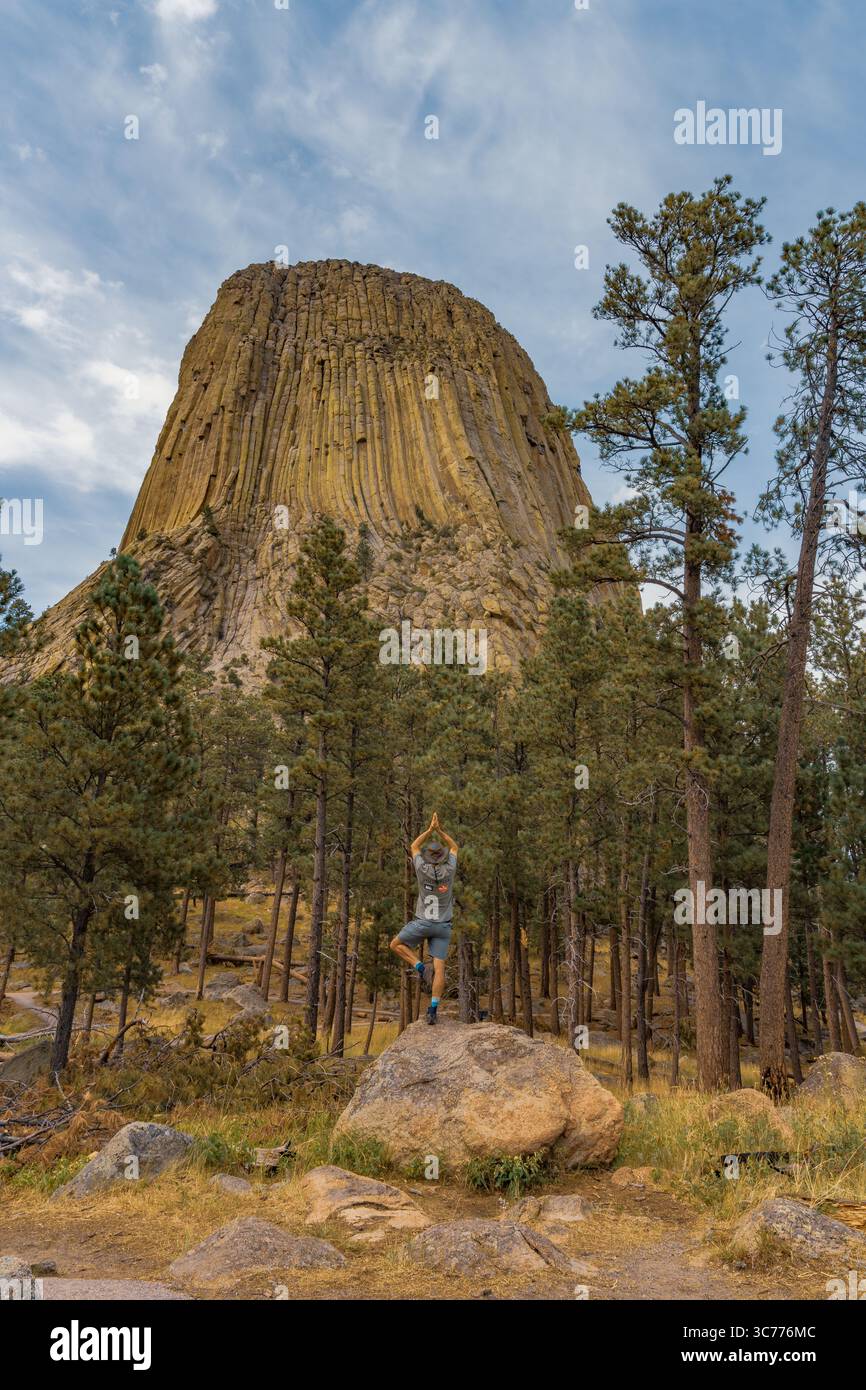 Il Devils Tower Yoga Balance si ottiene al Devils Tower National Monument in Wyoming. La butte naturale è una formazione geologica impressionante che sorge dr Foto Stock