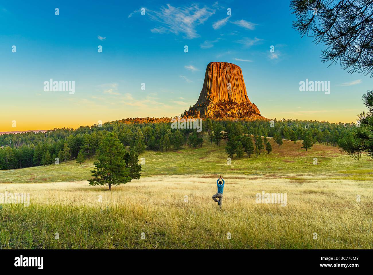 La serenità dello Yoga della Devils Tower viene catturata al Devils Tower National Monument. Il monumento, istituito nel 1906, offre uno sfondo per uno yoga tranquillo Foto Stock